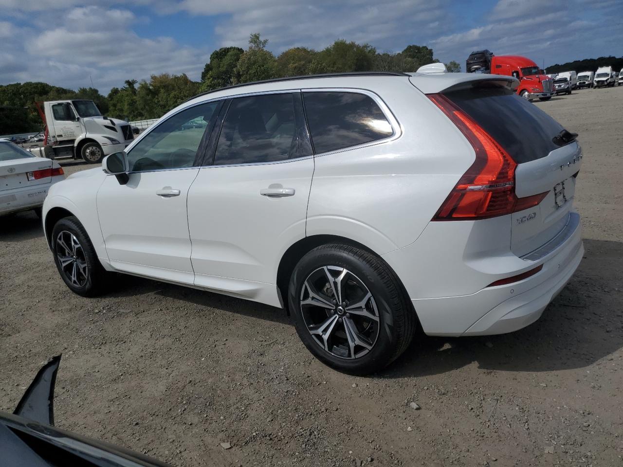 2022 Volvo Xc60 B5 Momentum - Image 2