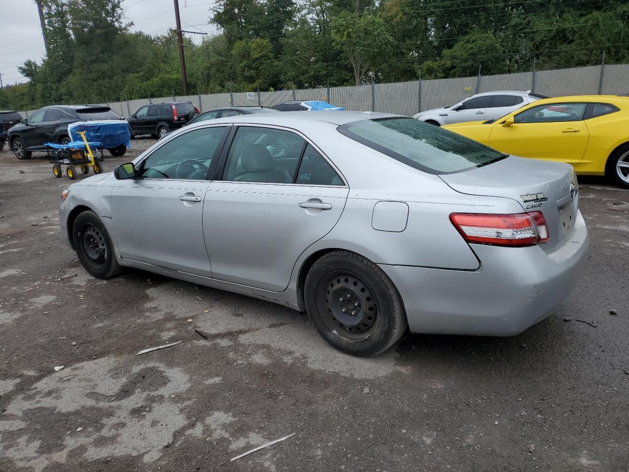 2011 Toyota Camry Base - Фото 2