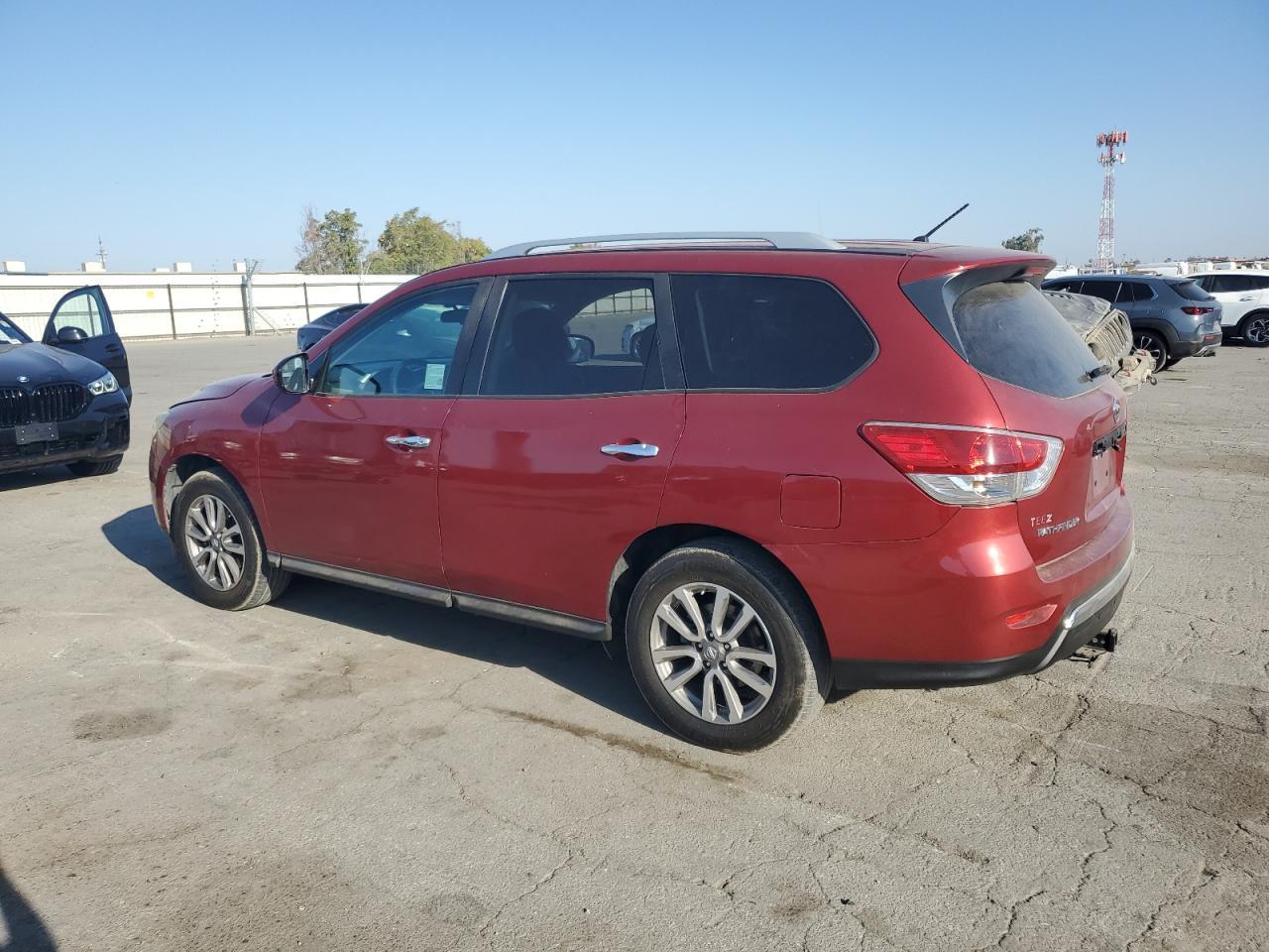 2015 Nissan Pathfinder S - Image 2