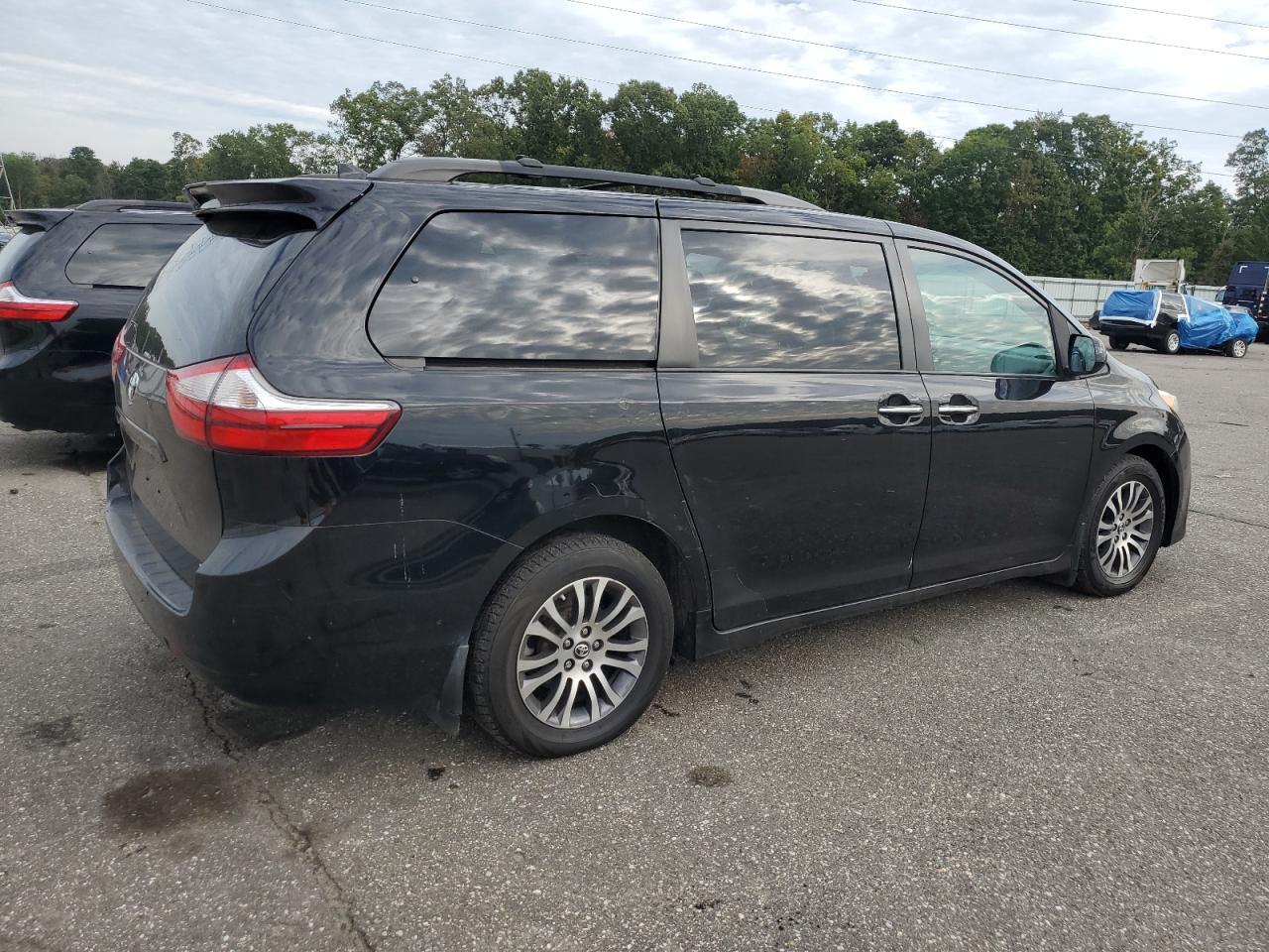 2018 Toyota Sienna Xle - Image 3