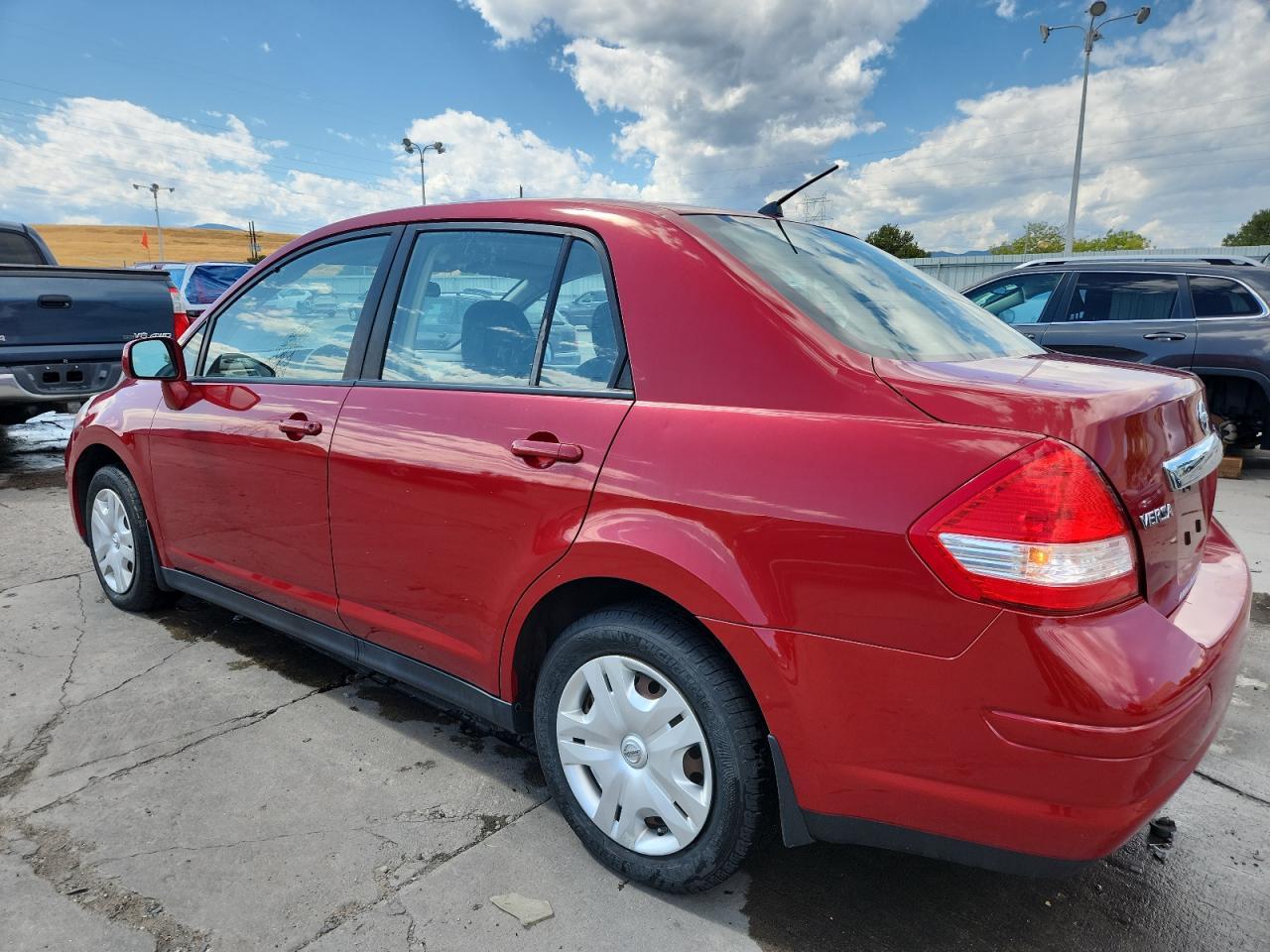 2010 Nissan Versa S - Фото 2