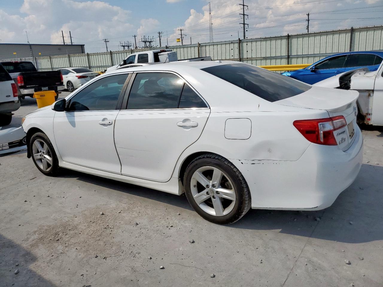 2013 Toyota Camry L - Фото 2