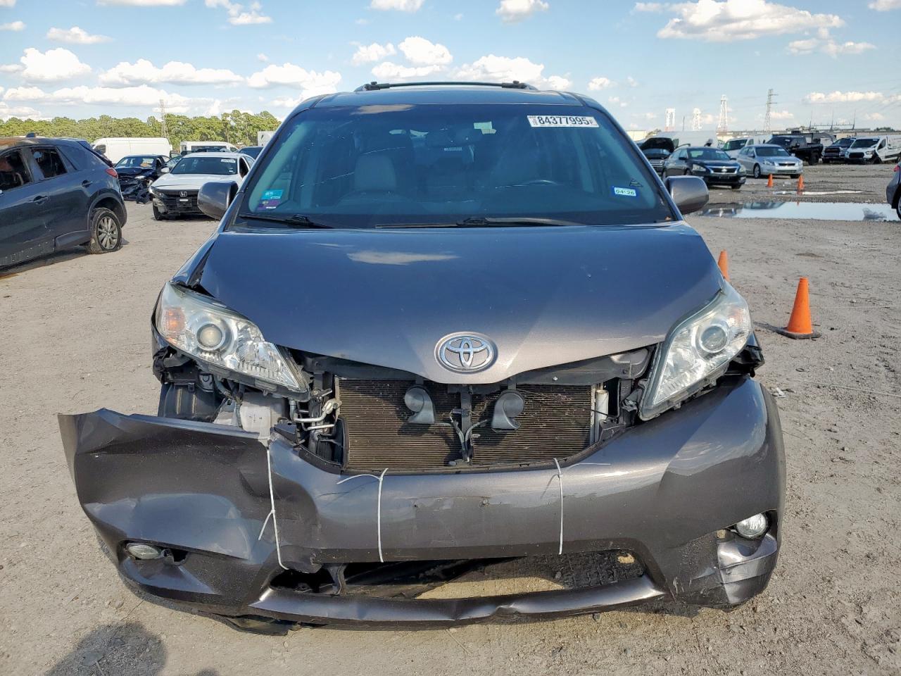 2017 Toyota Sienna Xle - Image 5