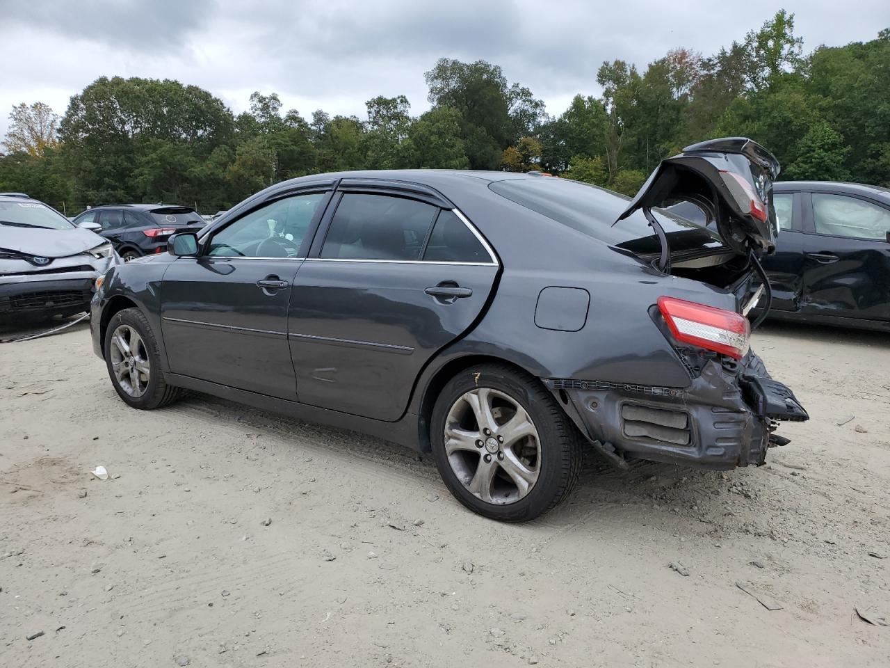 2011 Toyota Camry Base - Фото 2