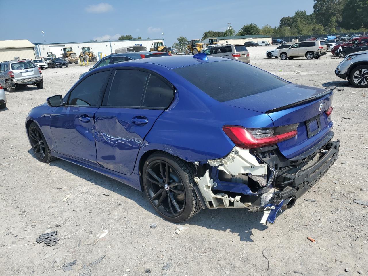 2020 BMW 330Xi - Фото 2