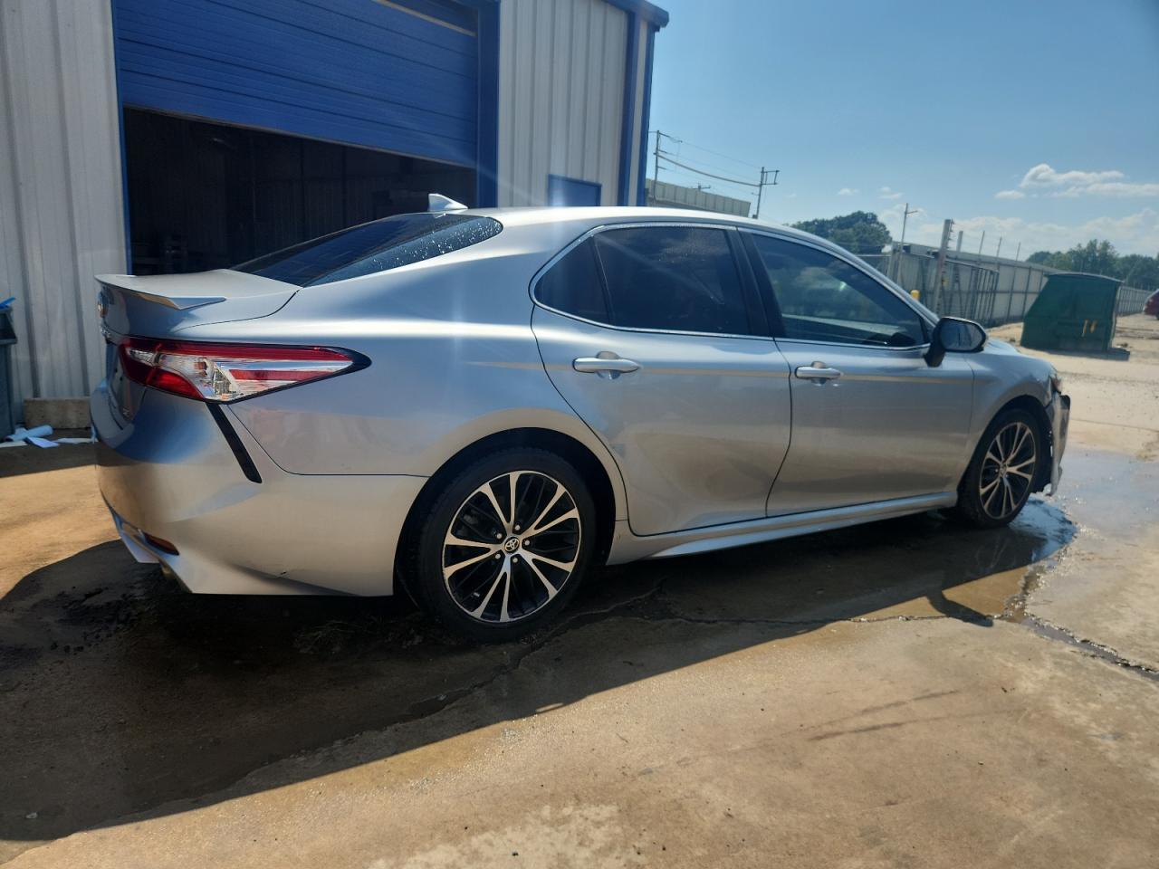 2020 Toyota Camry Se - Фото 3