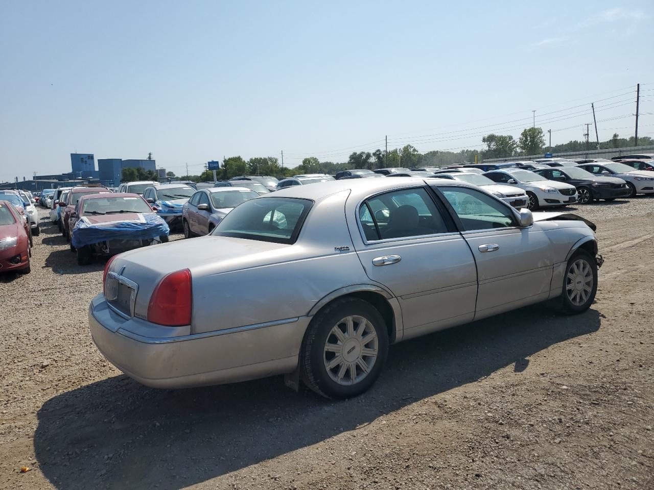 2010 Lincoln Town Car Signature Limited - Image 3