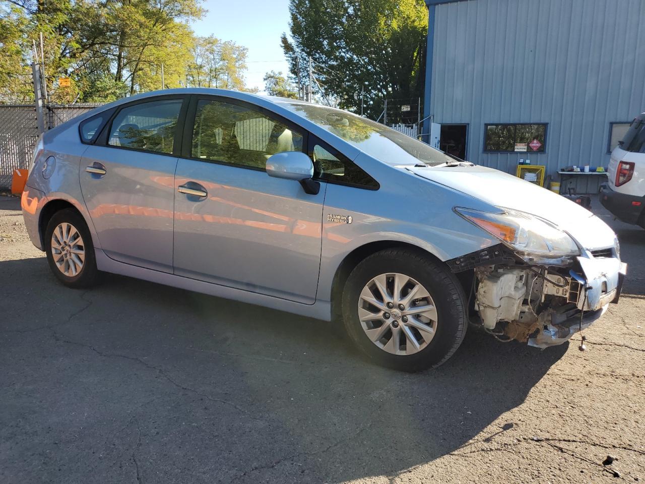 2014 Toyota Prius Plug-In - Image 4