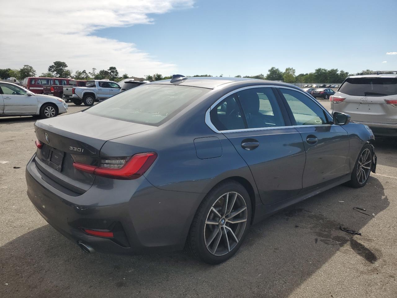 2020 BMW 330Xi - Фото 3