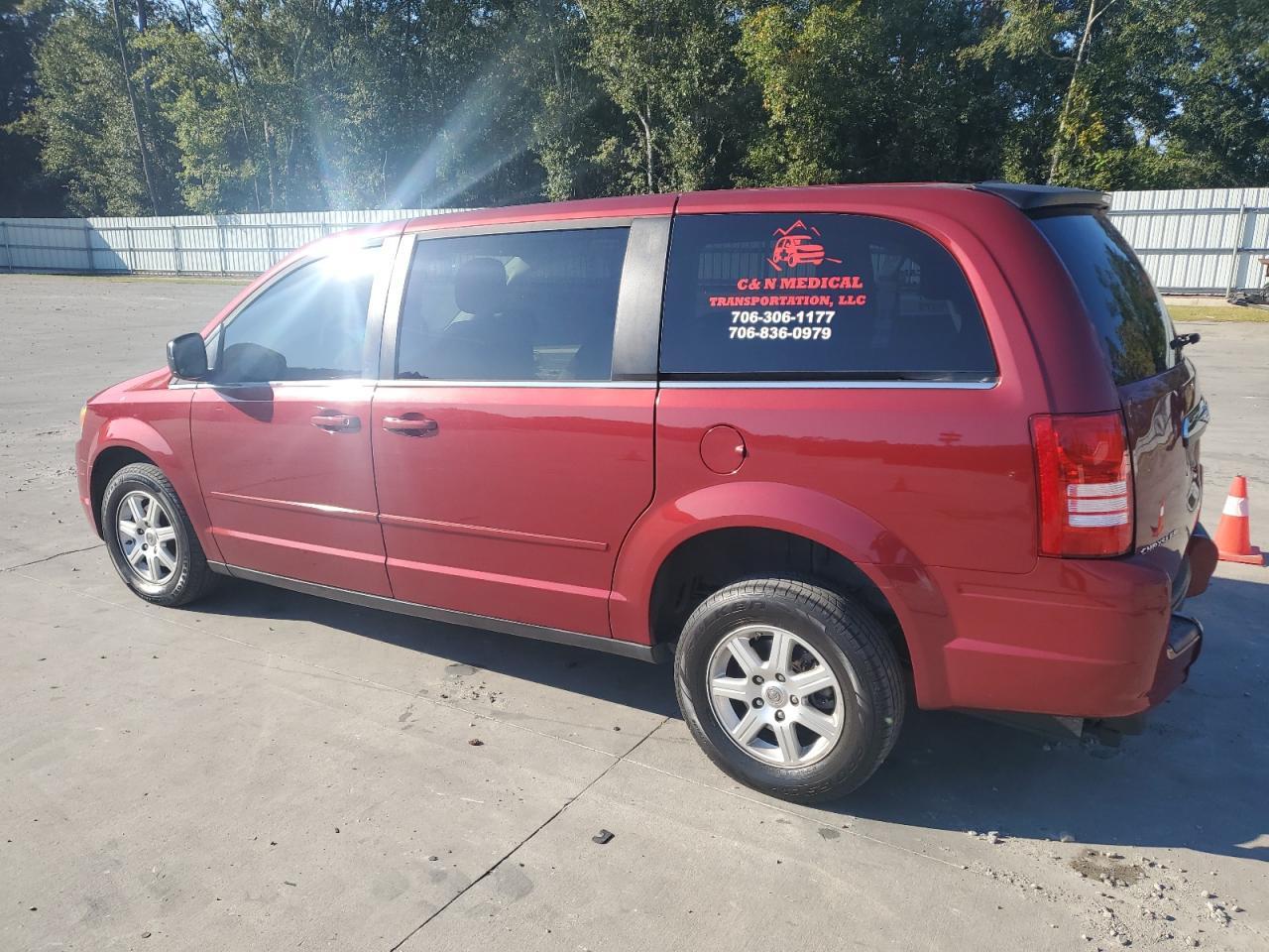 2010 Chrysler Town & Country Lx - Фото 2