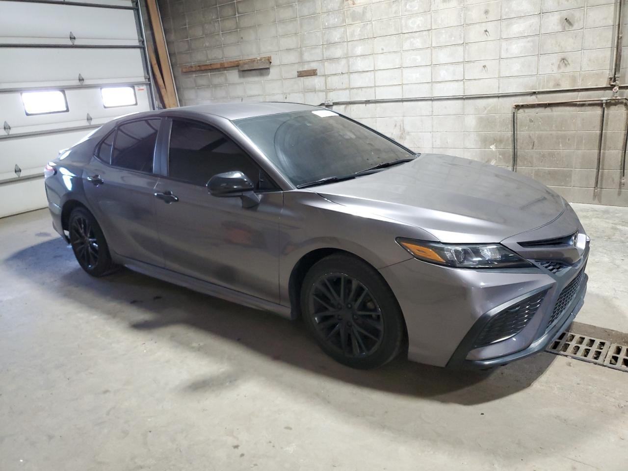 2021 Toyota Camry Se - Фото 4