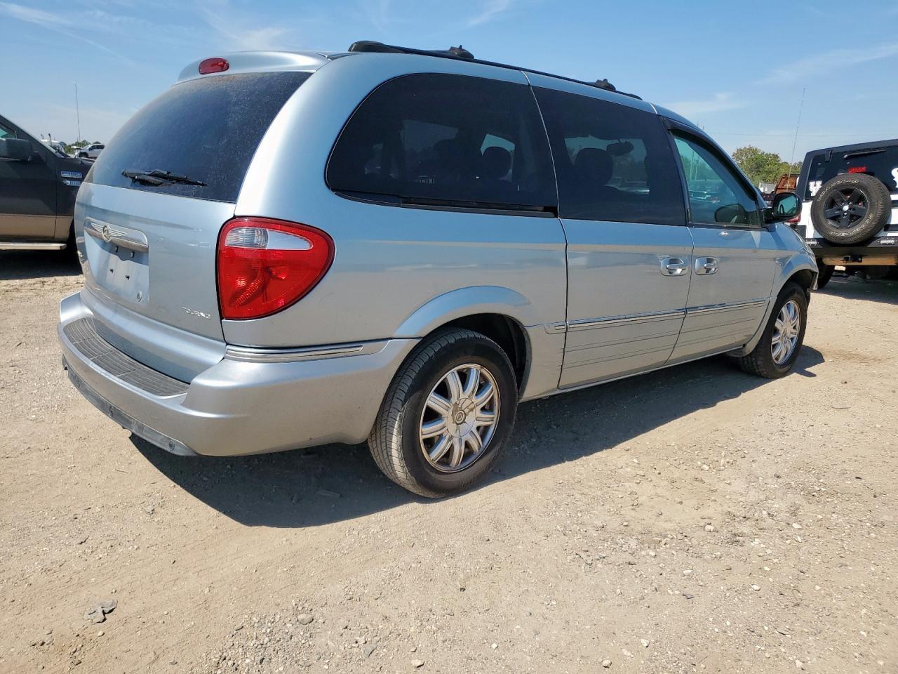 2005 Chrysler Town & Country Touring - Фото 3