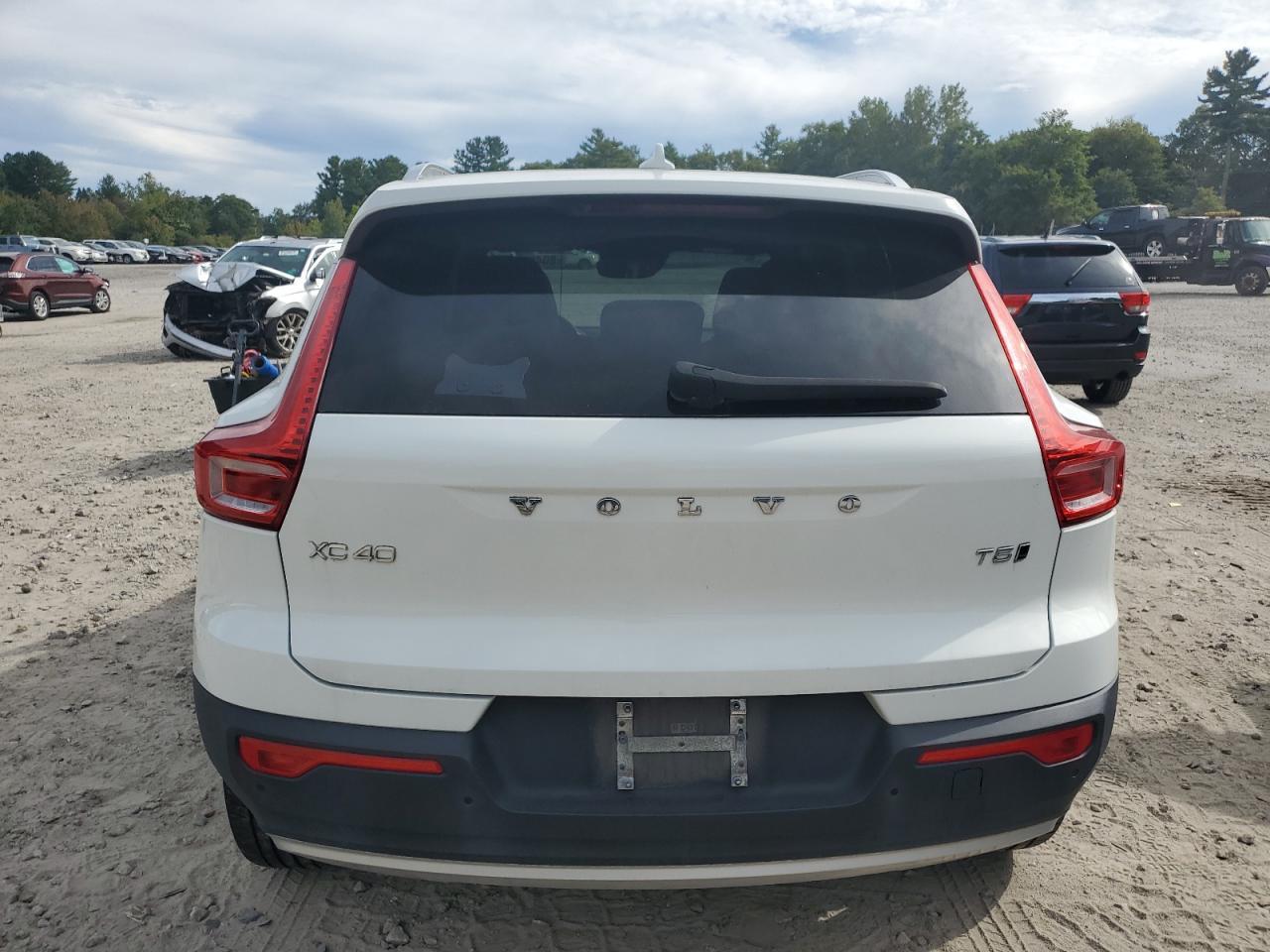 2019 Volvo Xc40 T5 Momentum - Image 6