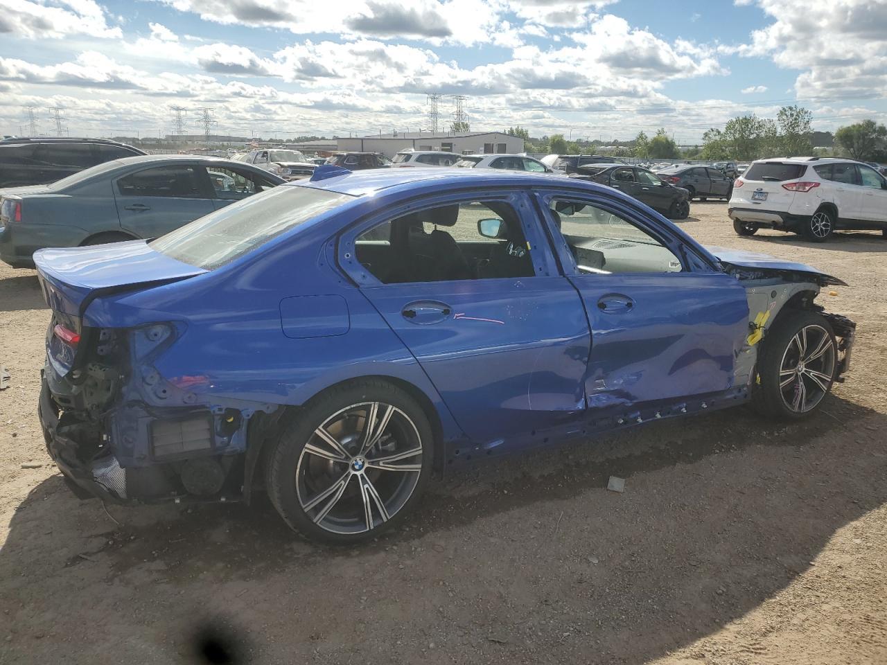 2021 BMW 330Xi - Фото 3