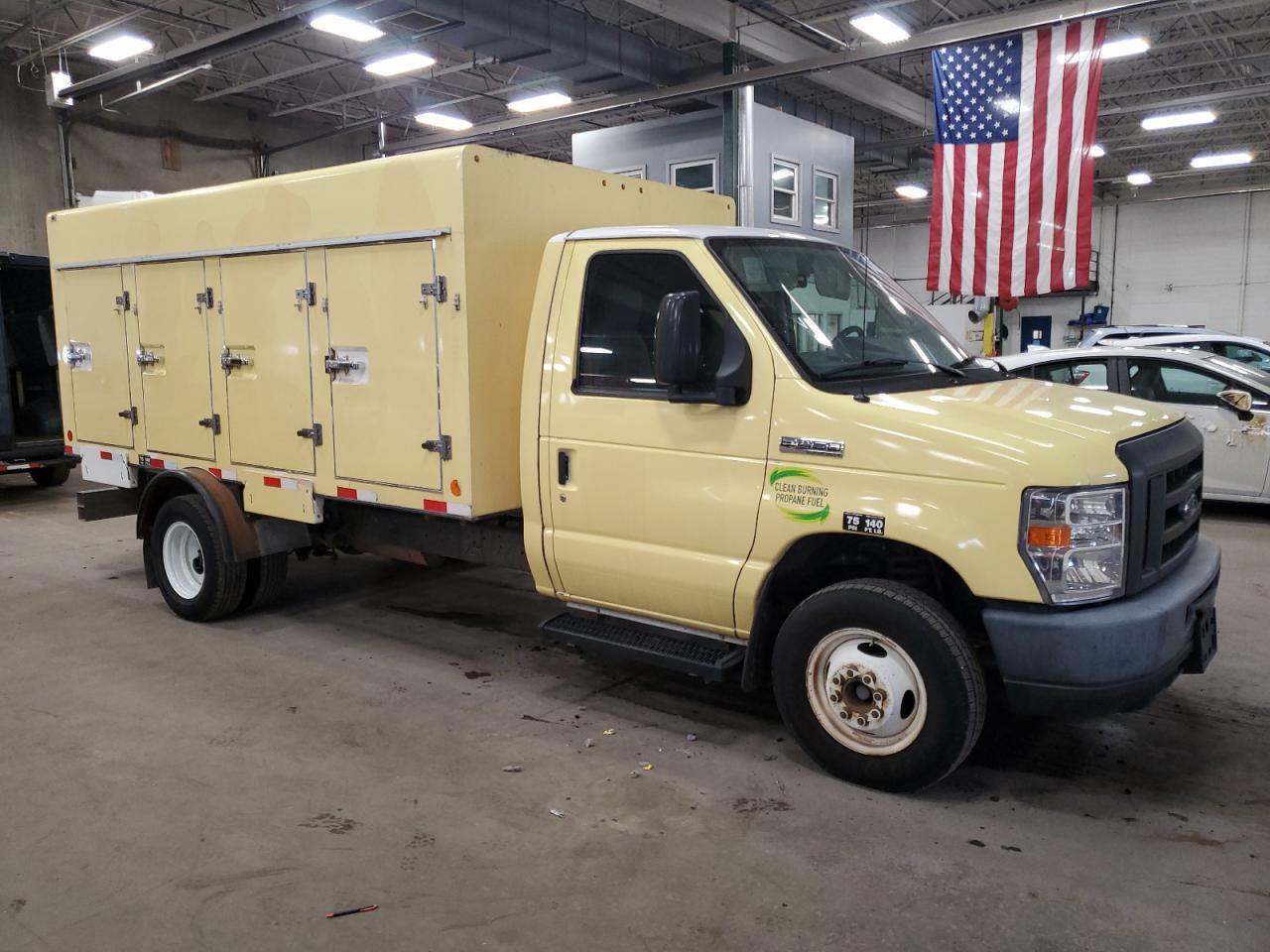 2018 Ford Econoline E450 Super Duty Cutaway Van - Image 4