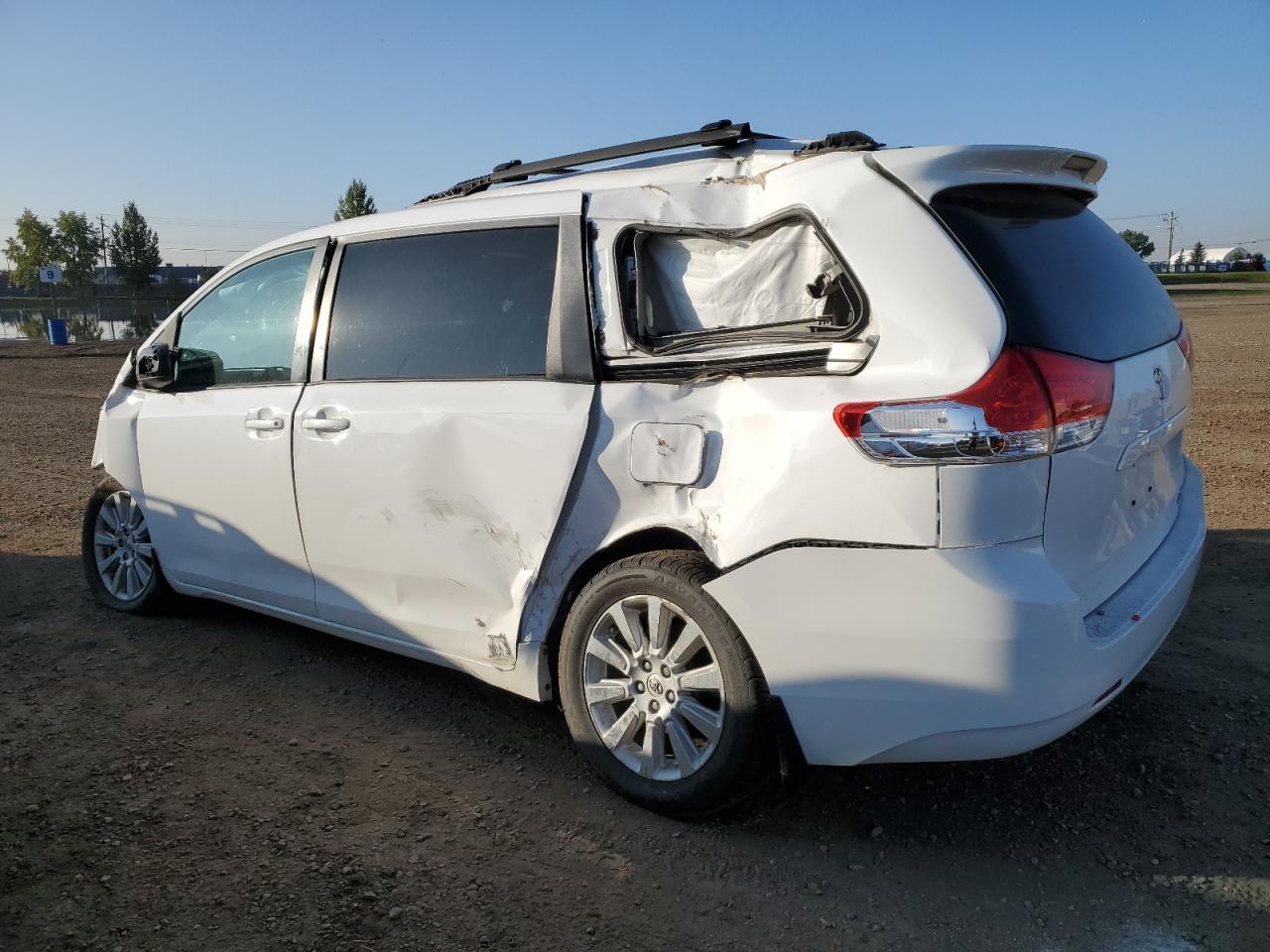 2013 Toyota Sienna Le - Image 2