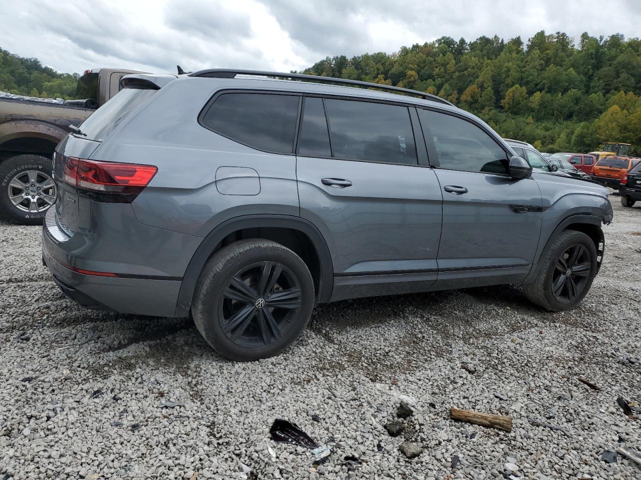 2023 Volkswagen Atlas Sel R-Line - Image 3