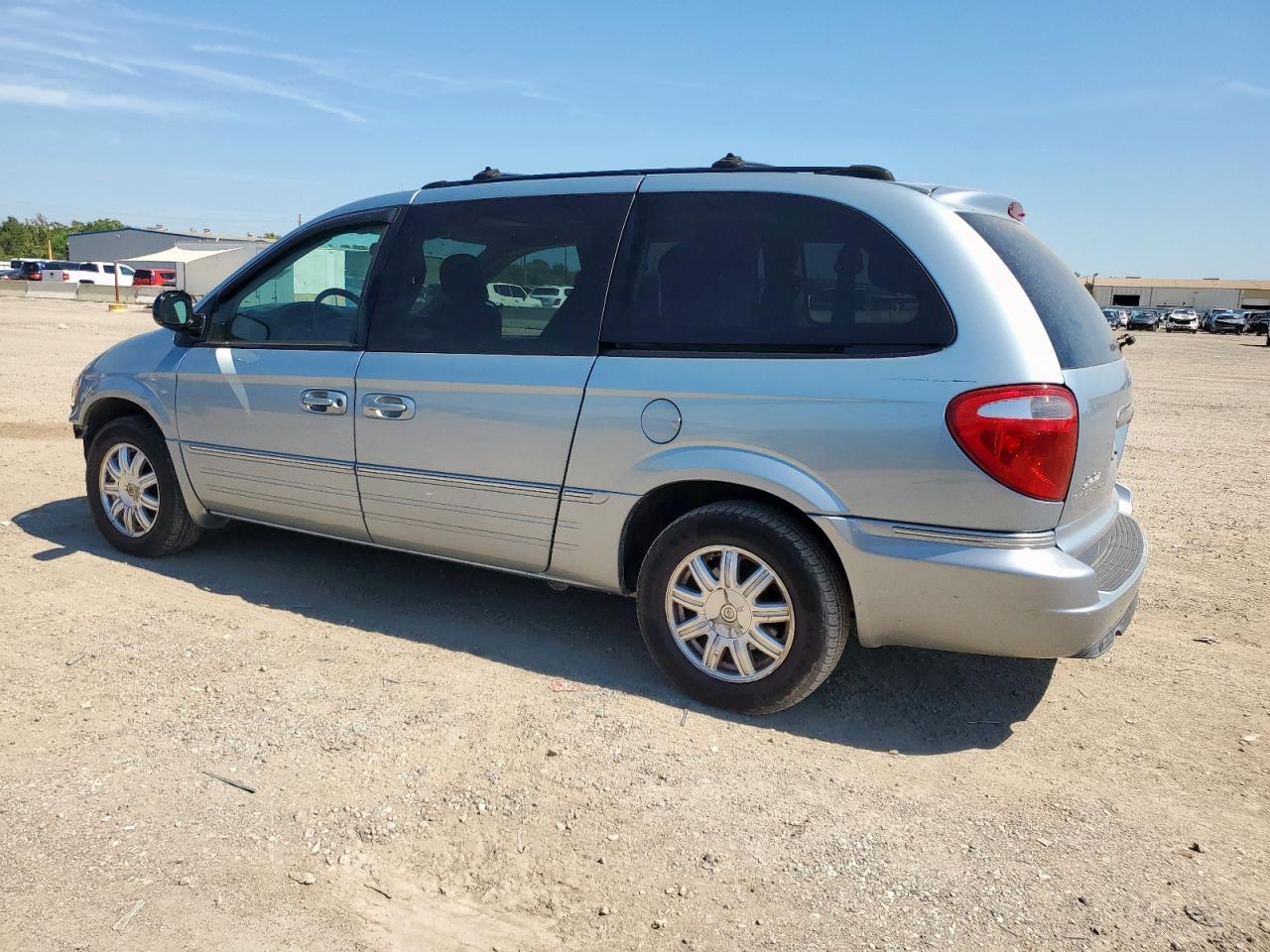 2005 Chrysler Town & Country Touring - Фото 2