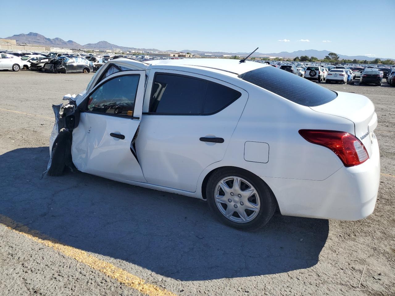 2015 Nissan Versa S - Фото 2