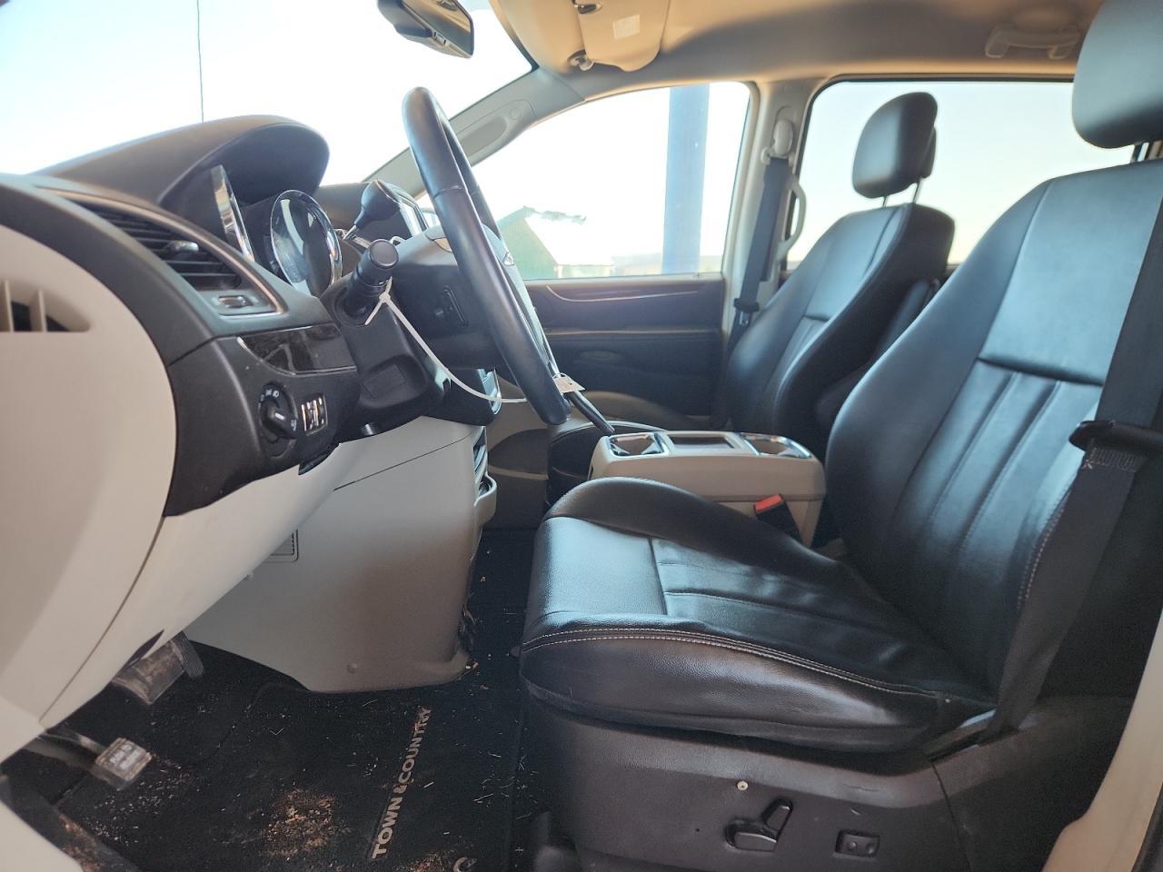 2013 Chrysler Town & Country Touring - Фото 7