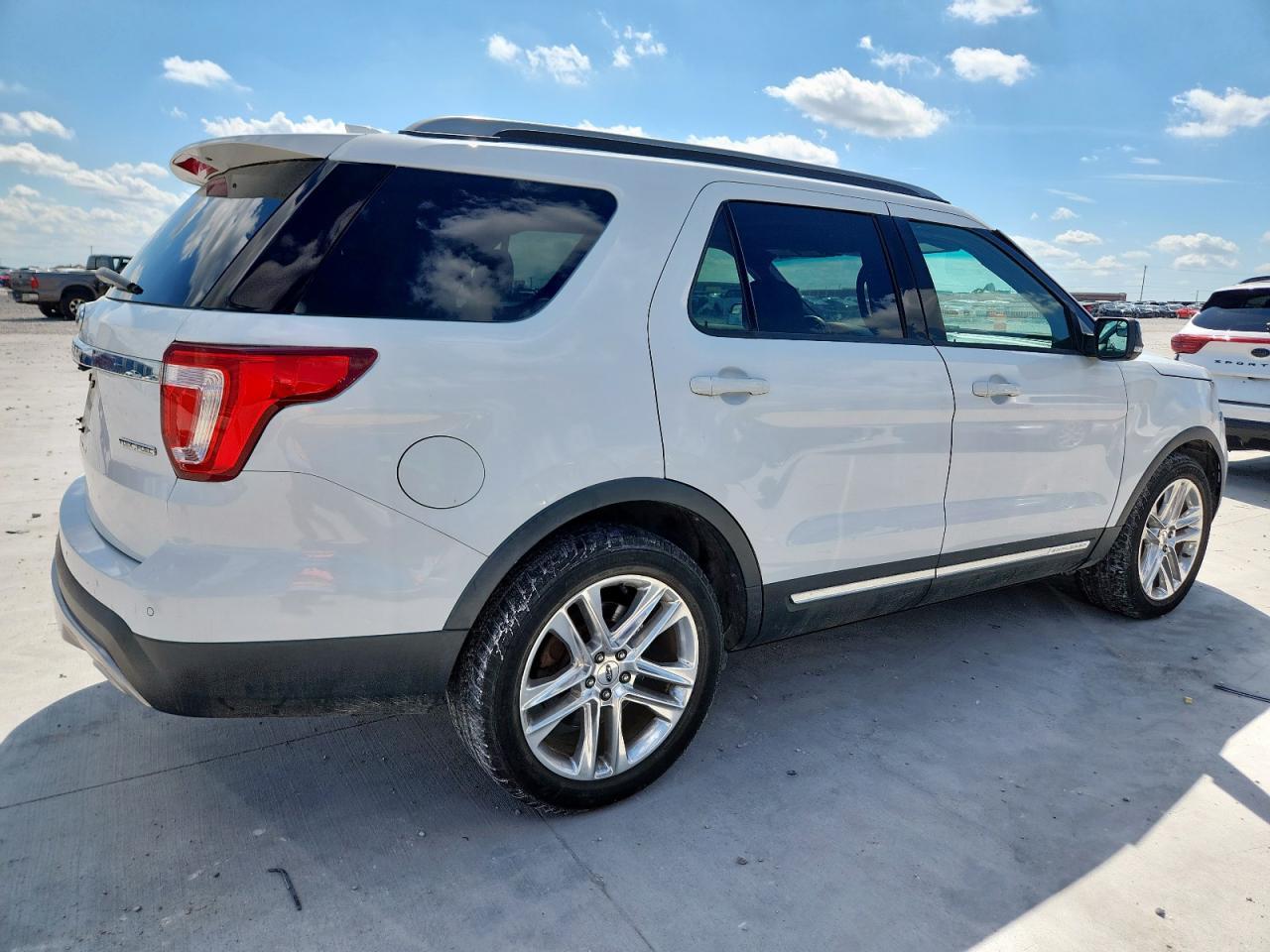 2016 Ford Explorer Xlt - Image 3