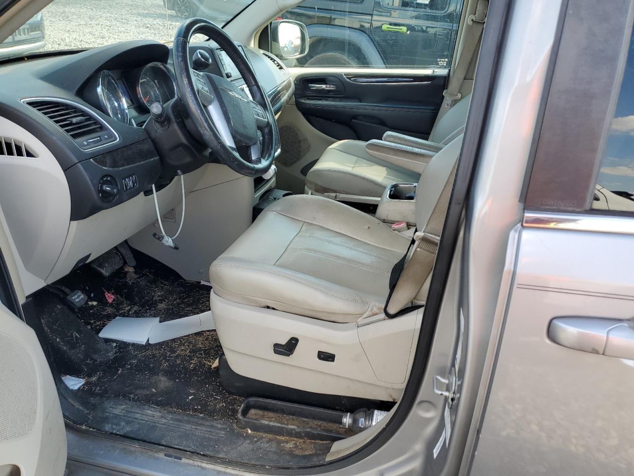 2013 Chrysler Town & Country Touring - Image 7