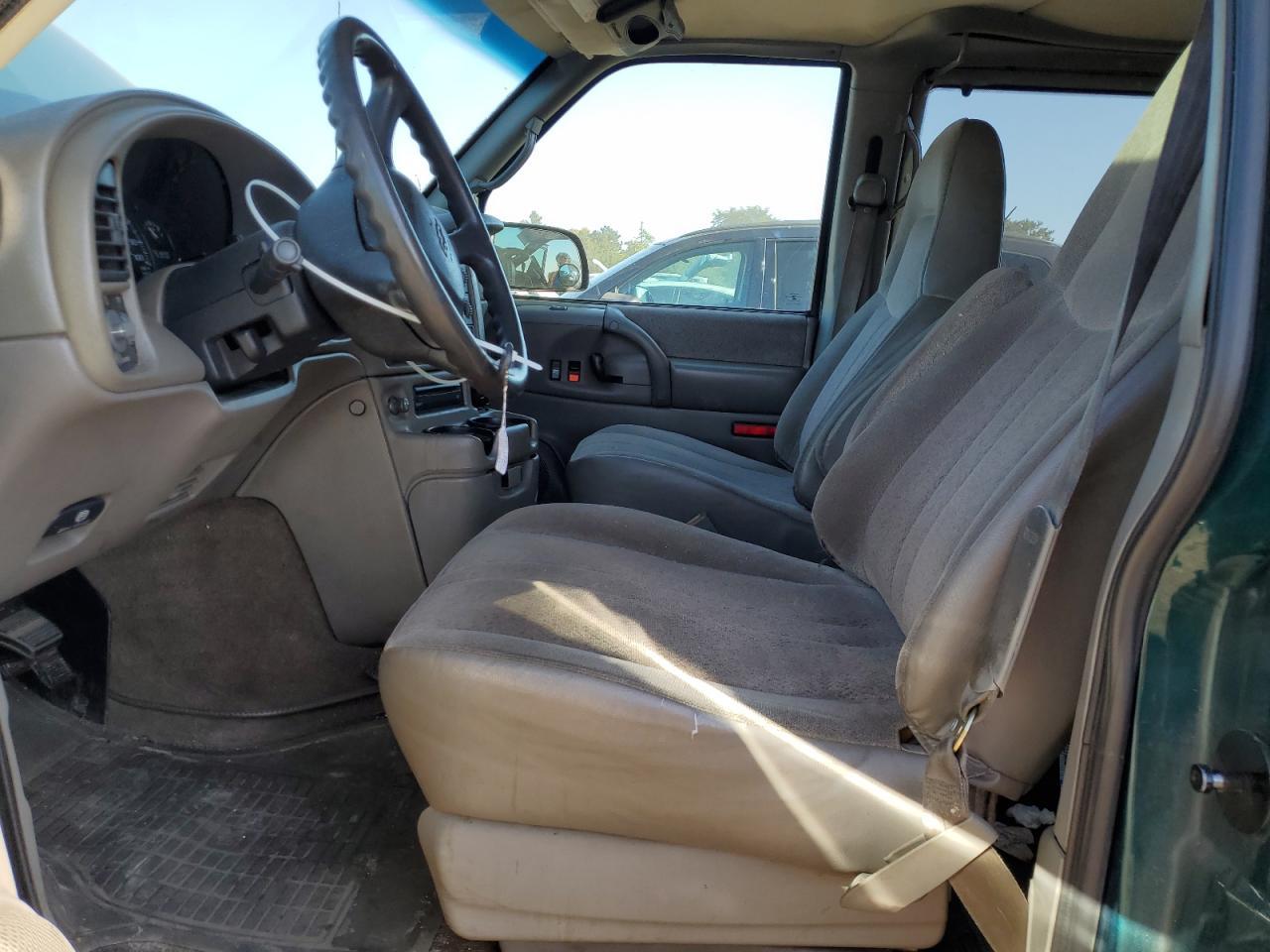 2001 Chevrolet Astro - Фото 7