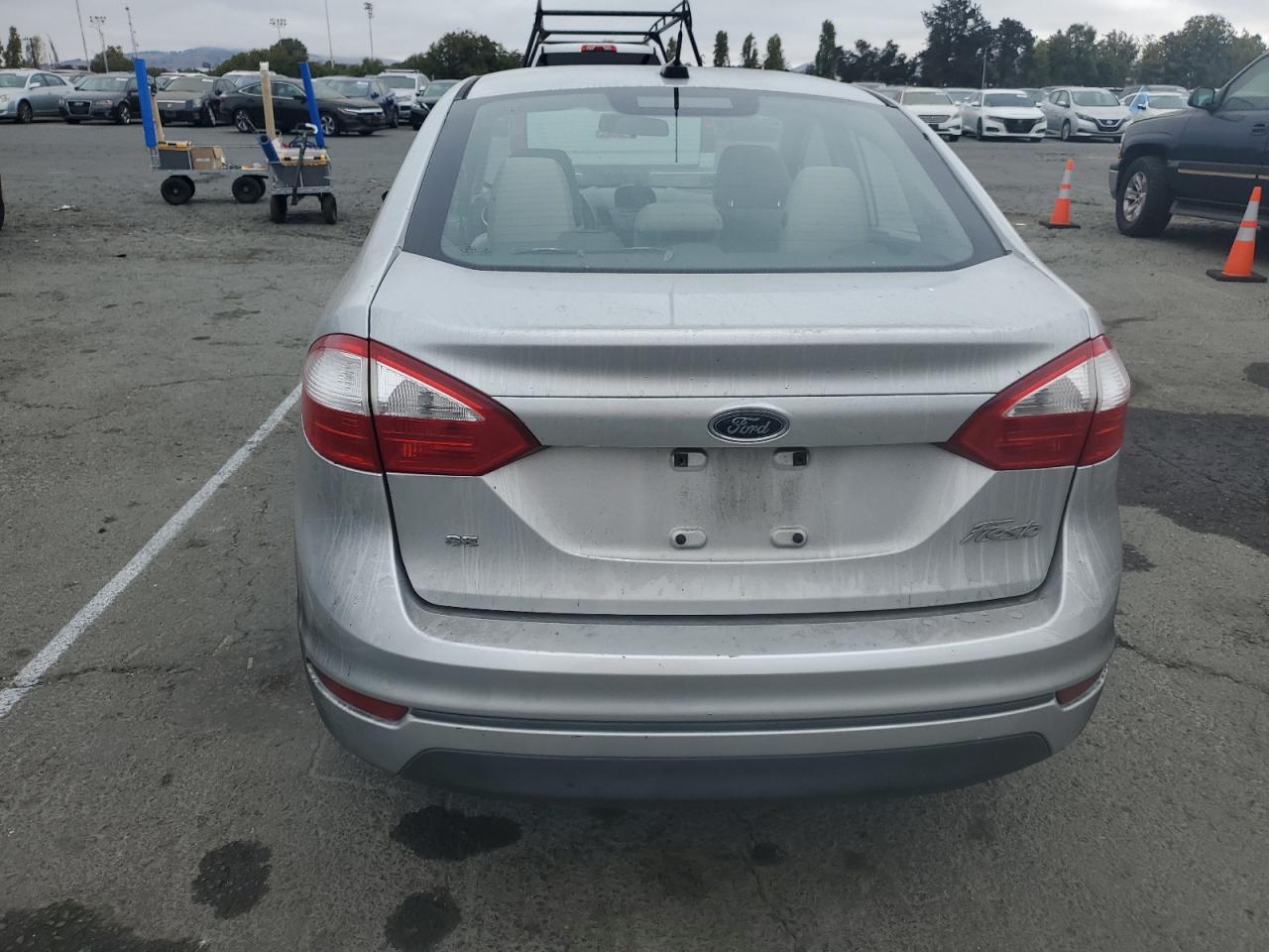 2015 Ford Fiesta Se - Фото 6