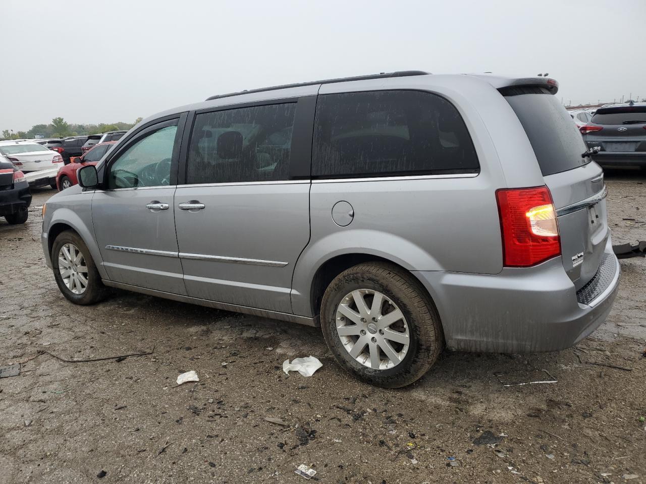 2016 Chrysler Town & Country Touring - Фото 2