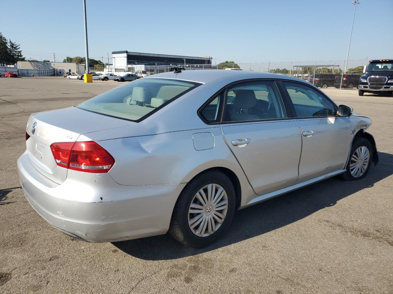 2015 Volkswagen Passat S - Фото 3