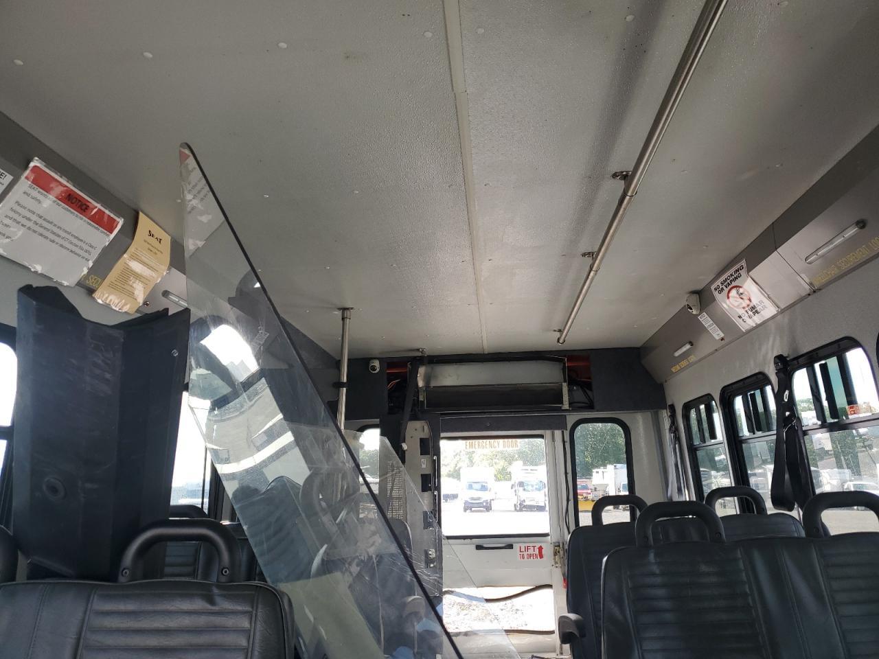 2016 Ford E450 Shuttle Bus - Фото 6