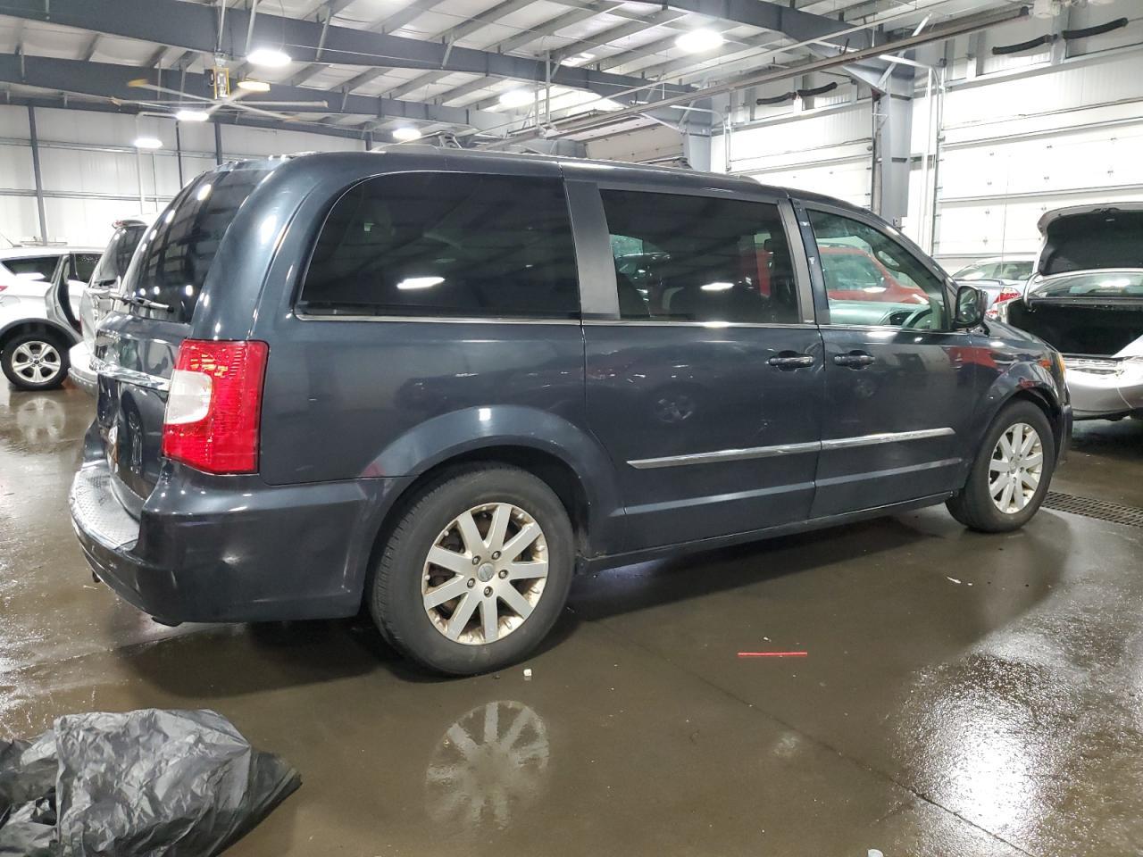 2014 Chrysler Town & Country Touring - Image 3