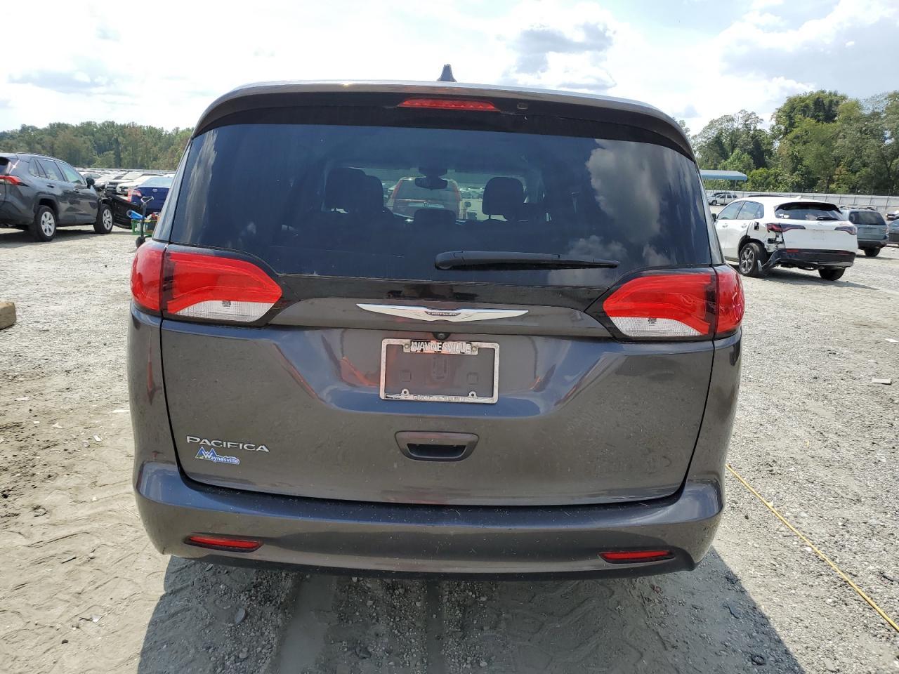 2017 Chrysler Pacifica Touring - Image 6