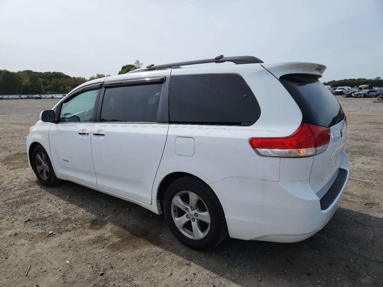 2013 Toyota Sienna Le - Image 2