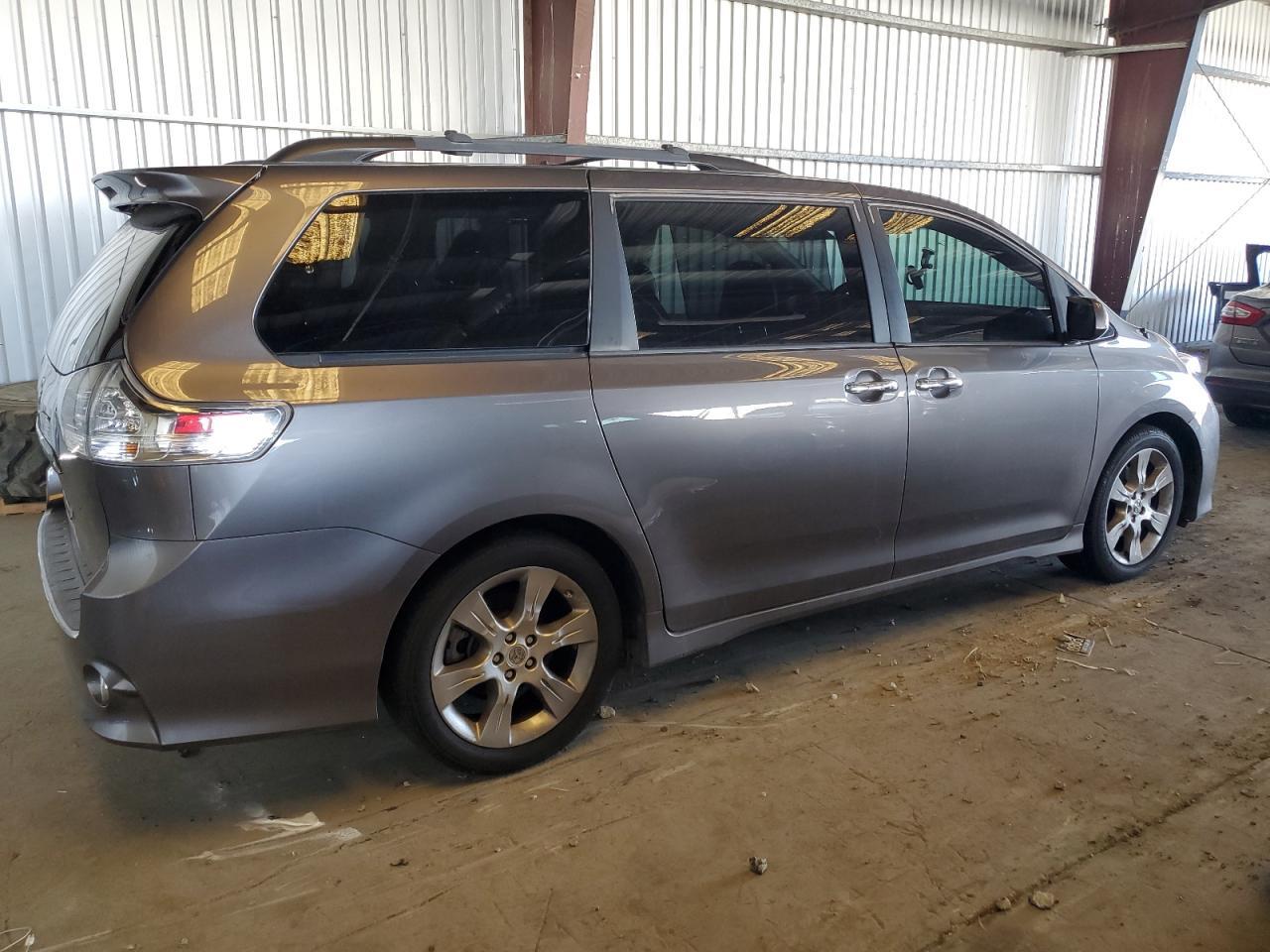 2014 Toyota Sienna Sport - Фото 3