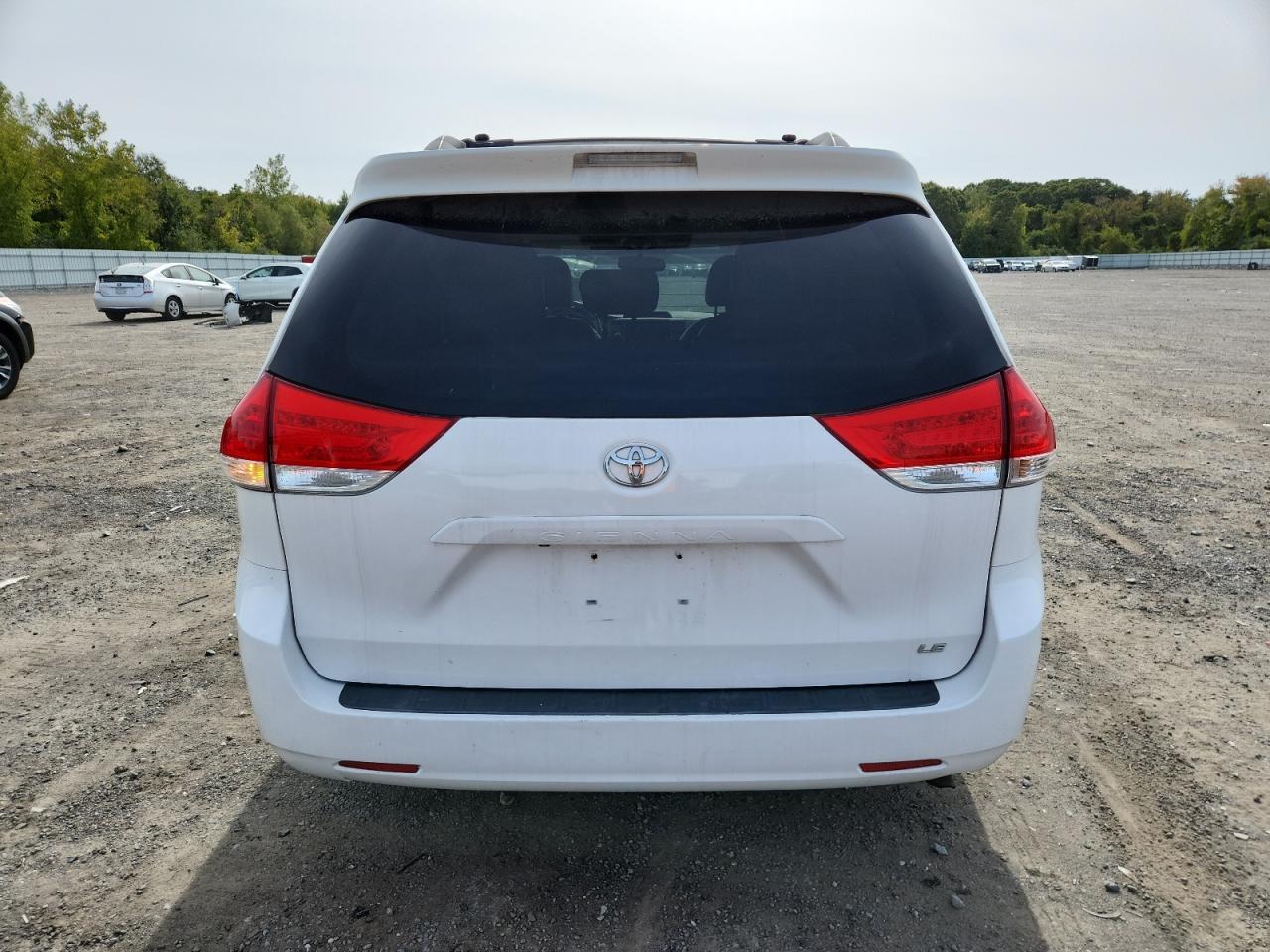 2013 Toyota Sienna Le - Image 6