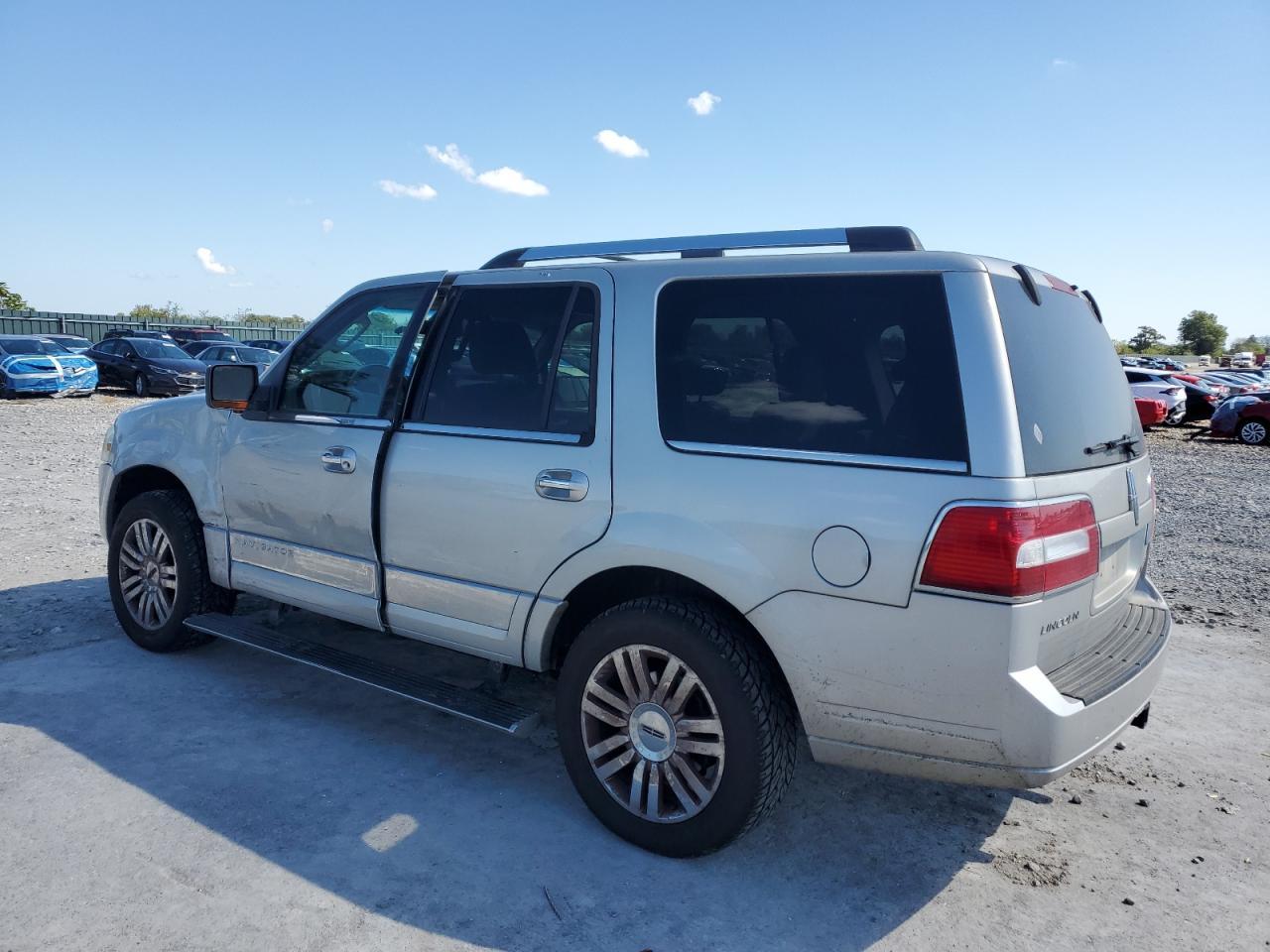 2007 Lincoln Navigator - Image 2