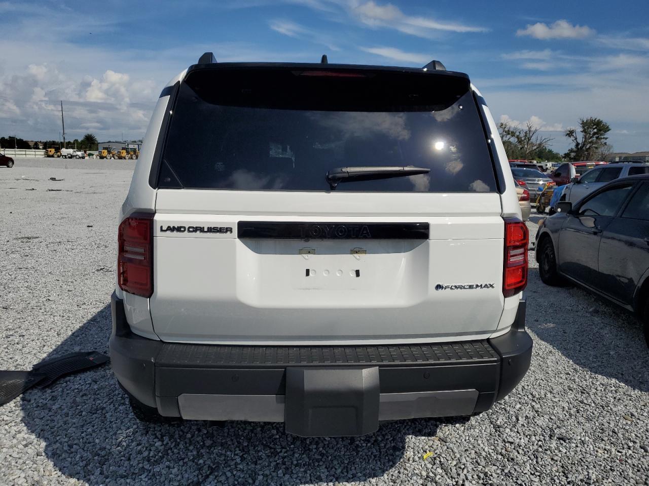 2025 Toyota Land Cruiser Base - Фото 6