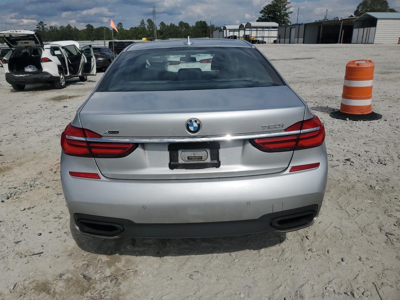 2016 BMW 750 Xi - Фото 6