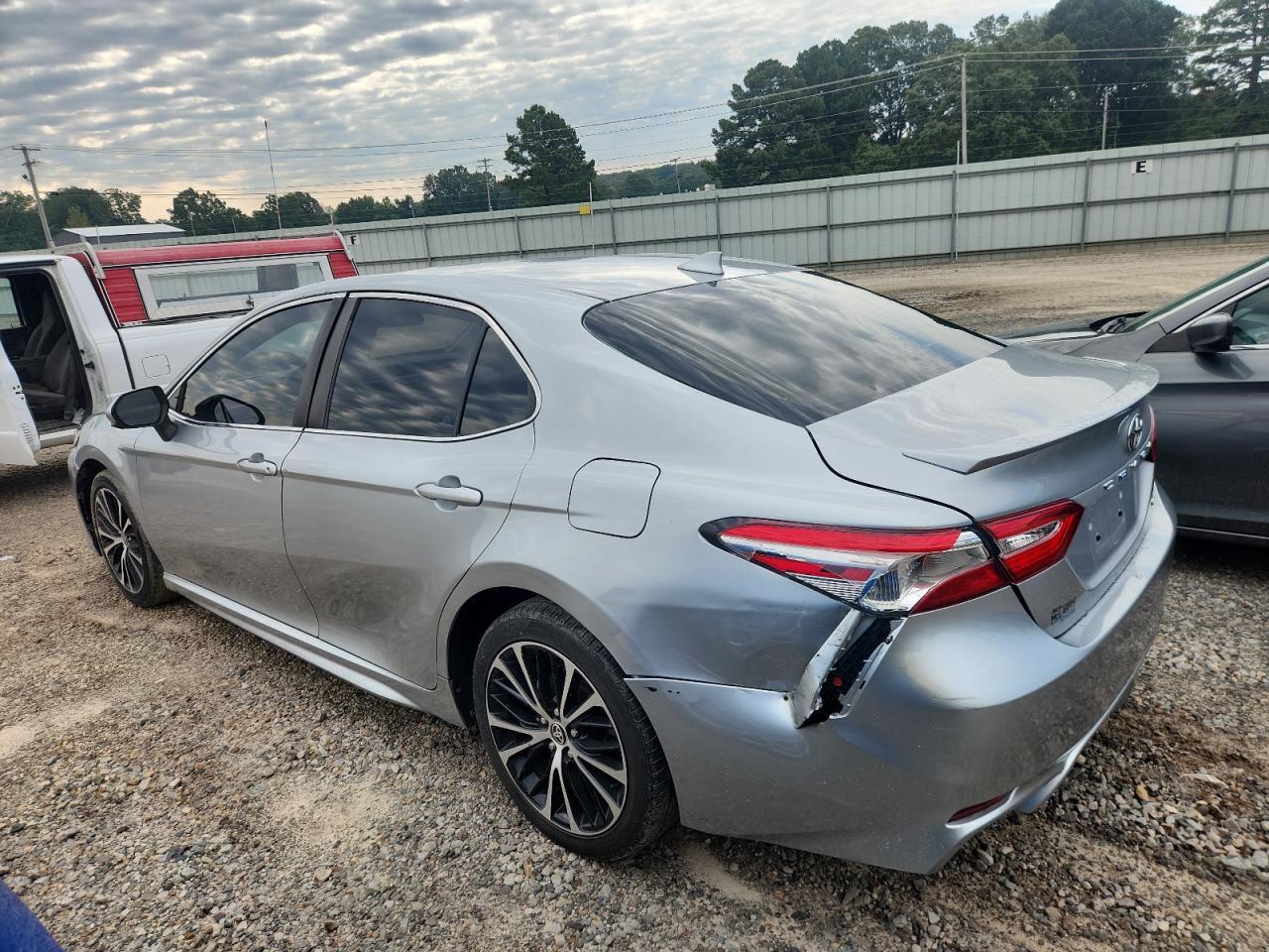 2020 Toyota Camry Se - Фото 2