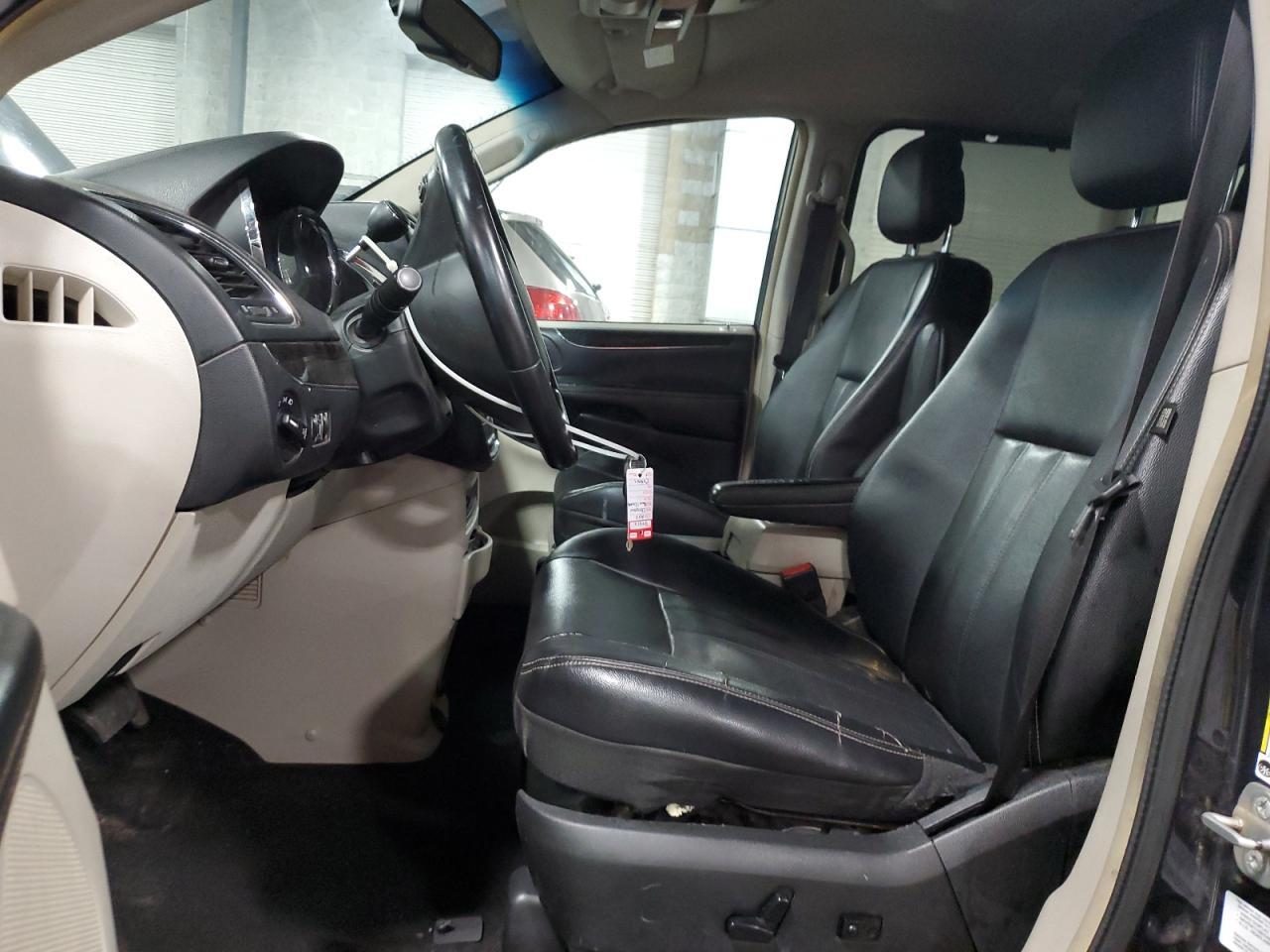 2014 Chrysler Town & Country Touring - Image 7