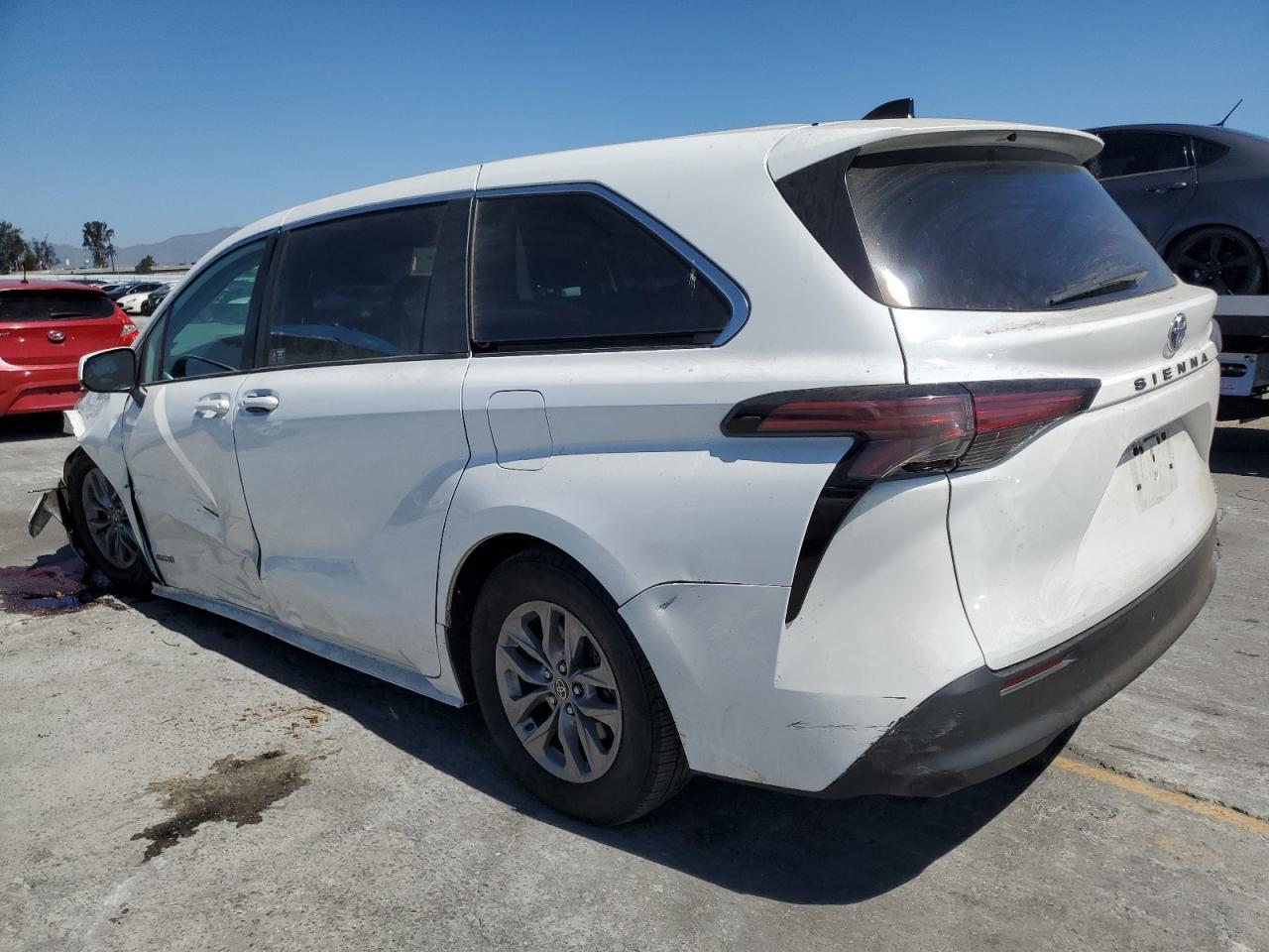 2021 Toyota Sienna Le - Image 2