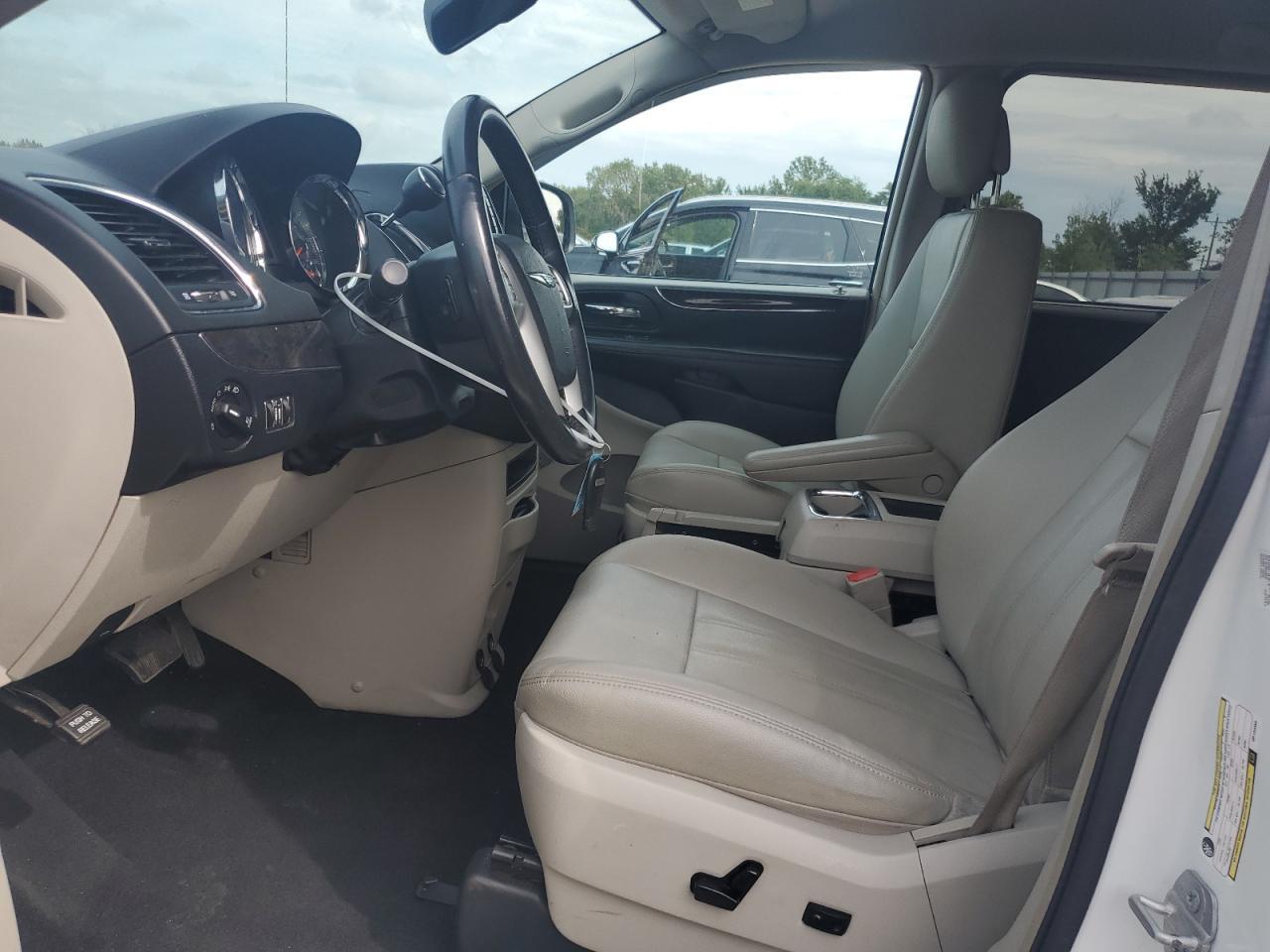 2016 Chrysler Town & Country Touring - Image 7