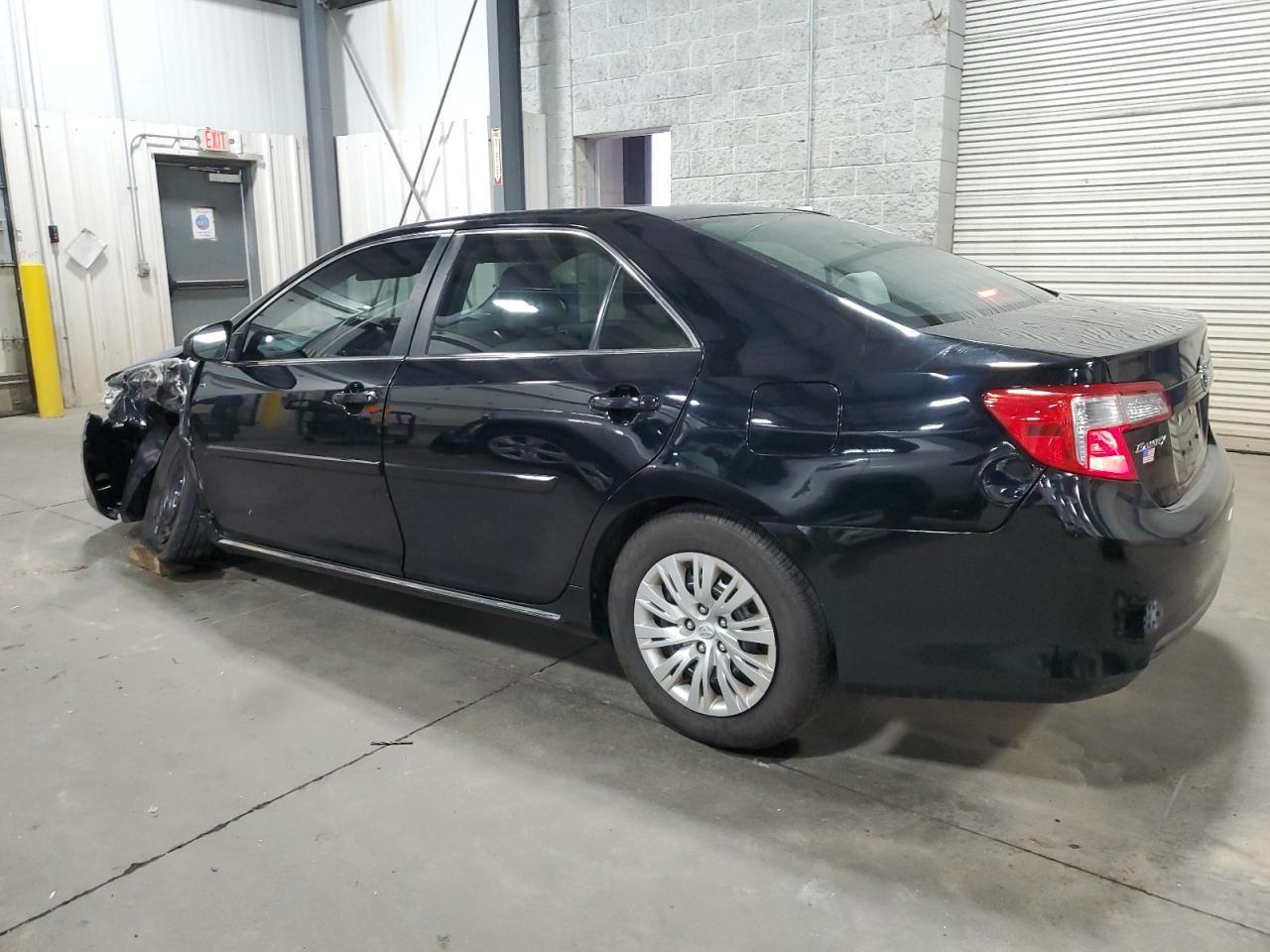 2014 Toyota Camry Le - Фото 2