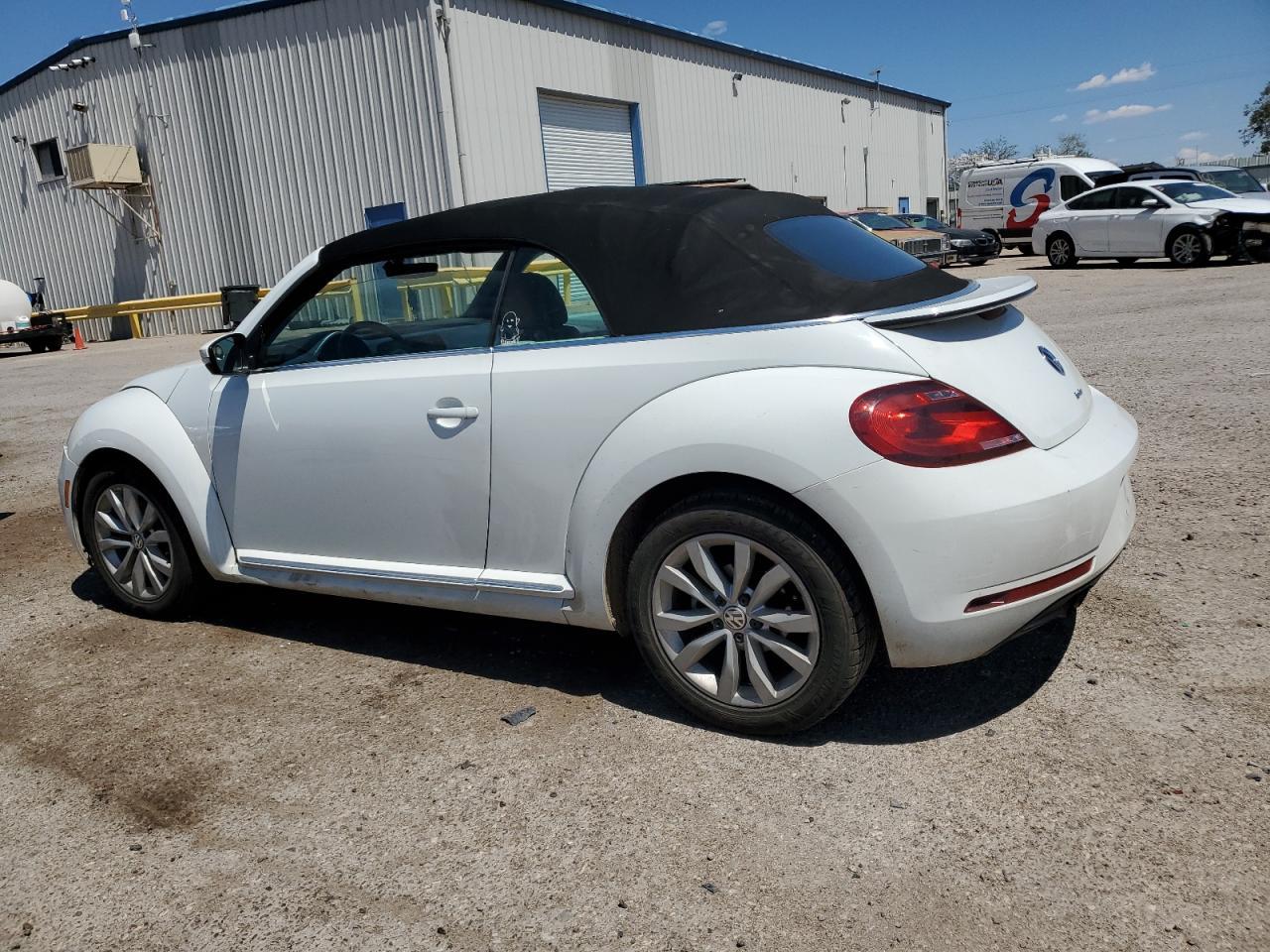 2017 Volkswagen Beetle S/Se - Фото 2