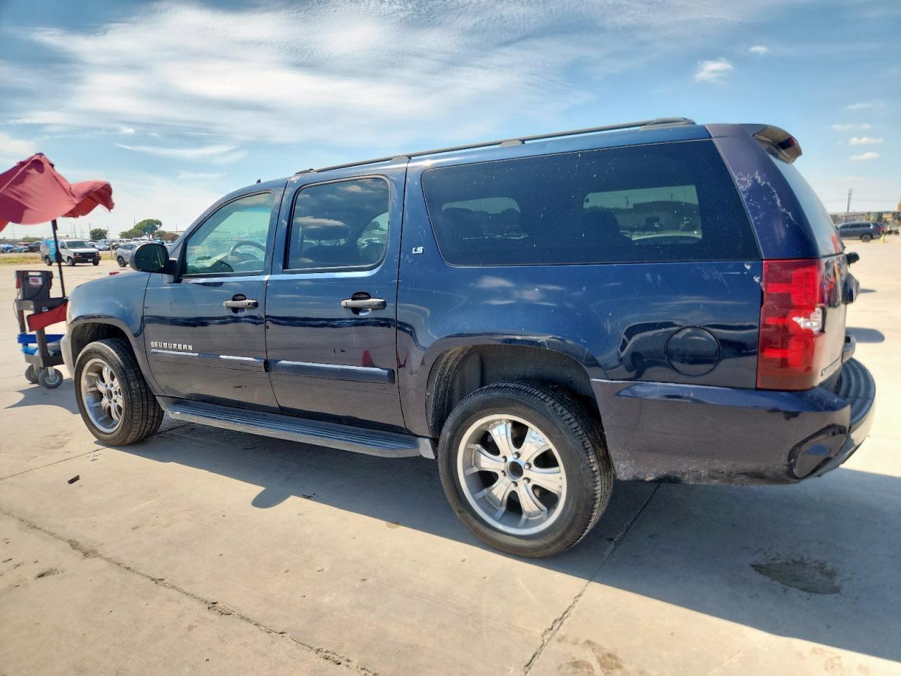 2007 Chevrolet Suburban C1500 - Image 2