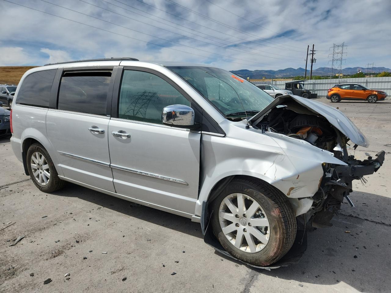 2012 Chrysler Town & Country Touring L - Фото 4