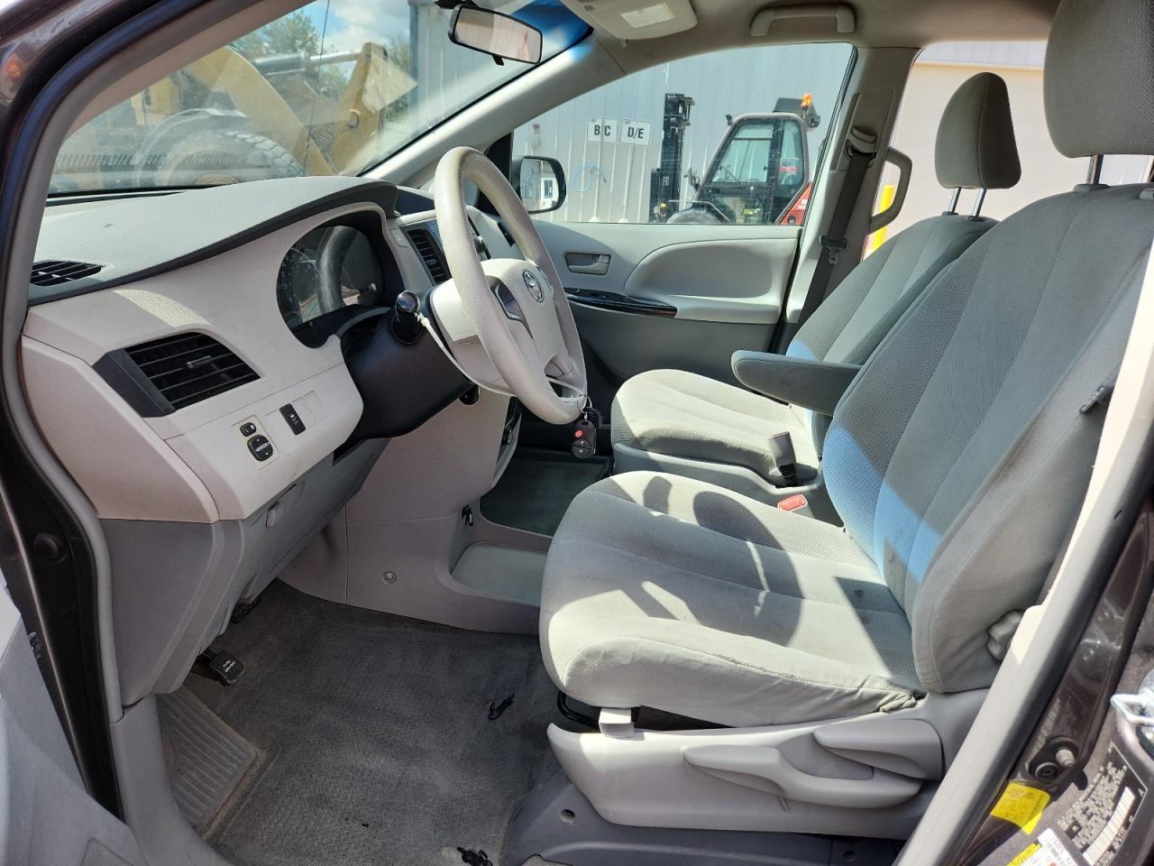 2012 Toyota Sienna - Фото 7