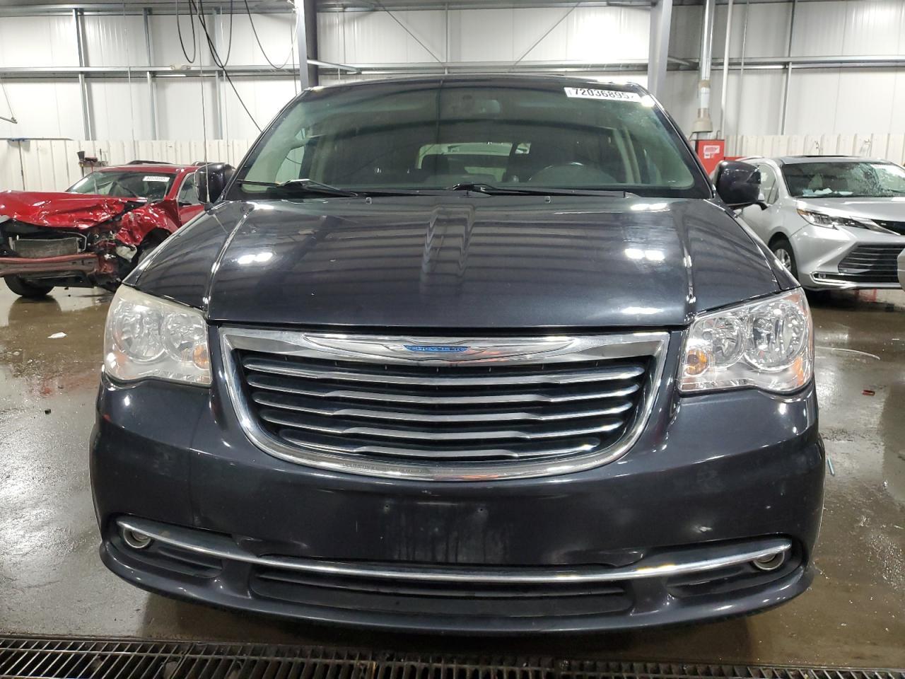 2014 Chrysler Town & Country Touring - Image 5