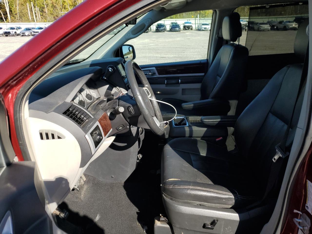 2010 Chrysler Town & Country Touring Plus - Фото 7
